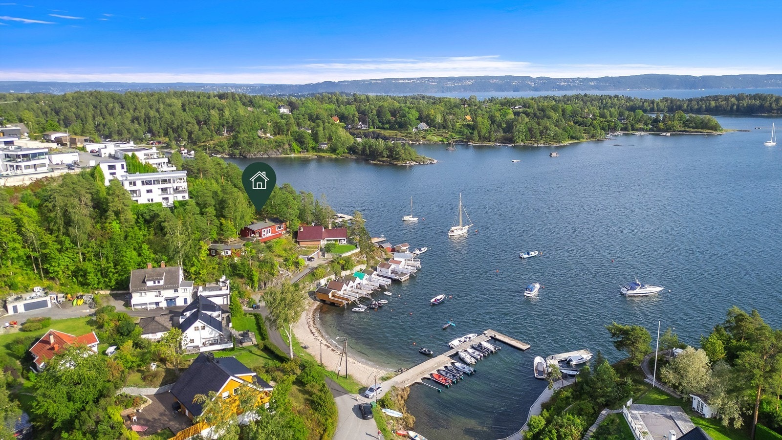 Her får du en sjarmerende enebolig med koselig anneks på en tomt med fantastisk beliggenhet og utsikt mot fjorden! Boligen inneholder 2 soverom, stue, kjøkken, bad, WC-rom og entré. Galleribilde