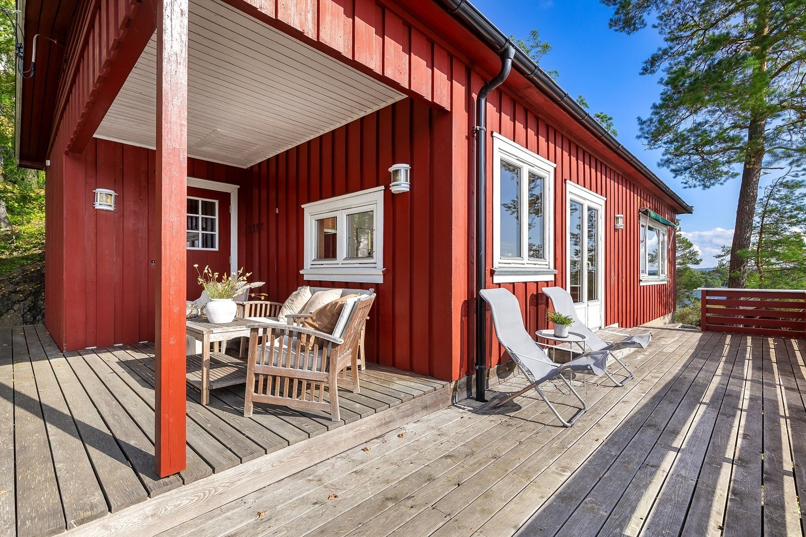 På terrassen med tilgang fra inngangspartiet og fra kjøkkenet er det god plass til utemøbler. Galleribilde