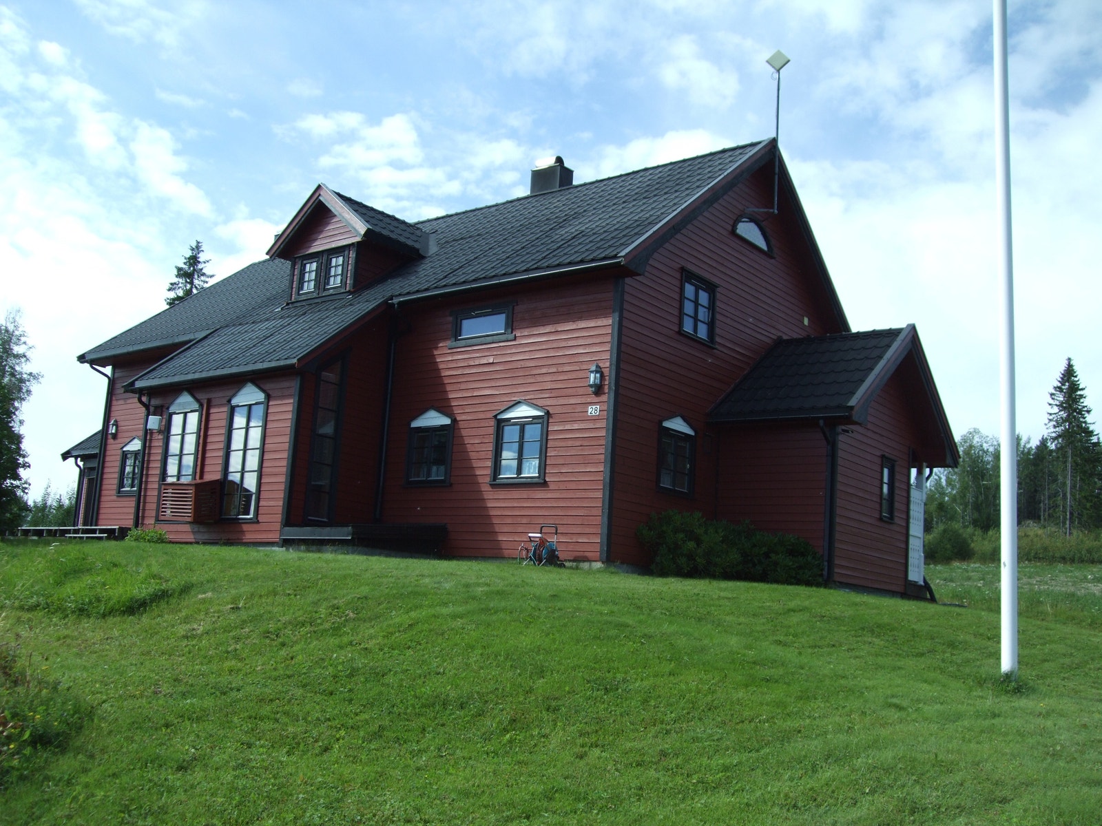 Romslig våningshus i to fulle etasjer med kjeller. Galleribilde