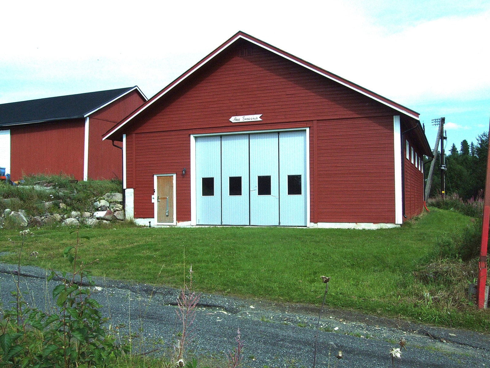 Verkstedbygg med kjøreport. Galleribilde