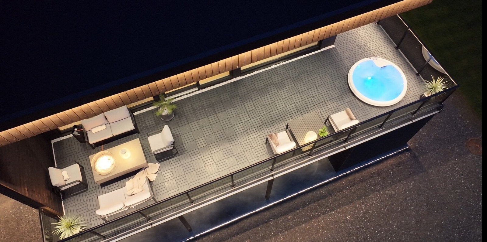 Terrasse med god plass og integrert jacuzzi Galleribilde
