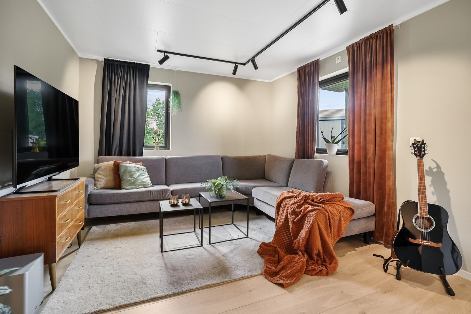 Behagelig lysinnslipp fra to vinduer. Galleribilde