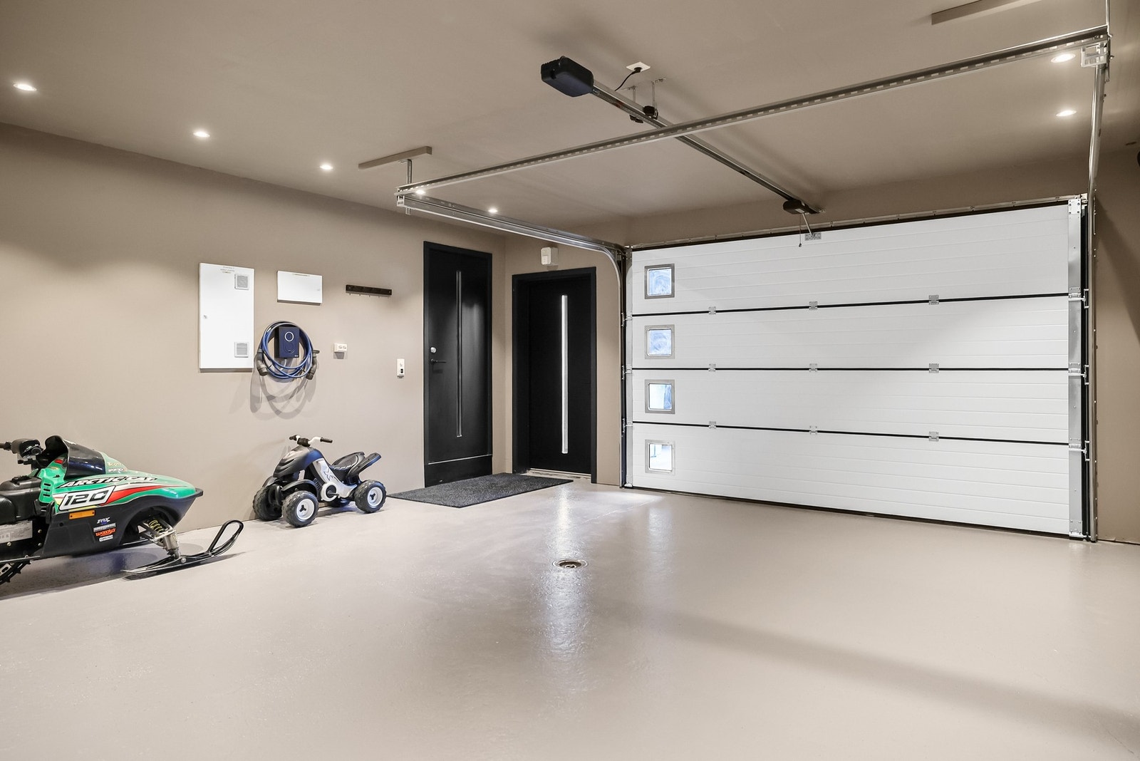 Stor garasje med plass til bil og oppbevaring. I bakkant av garasje er det bod / teknisk rom. Galleribilde