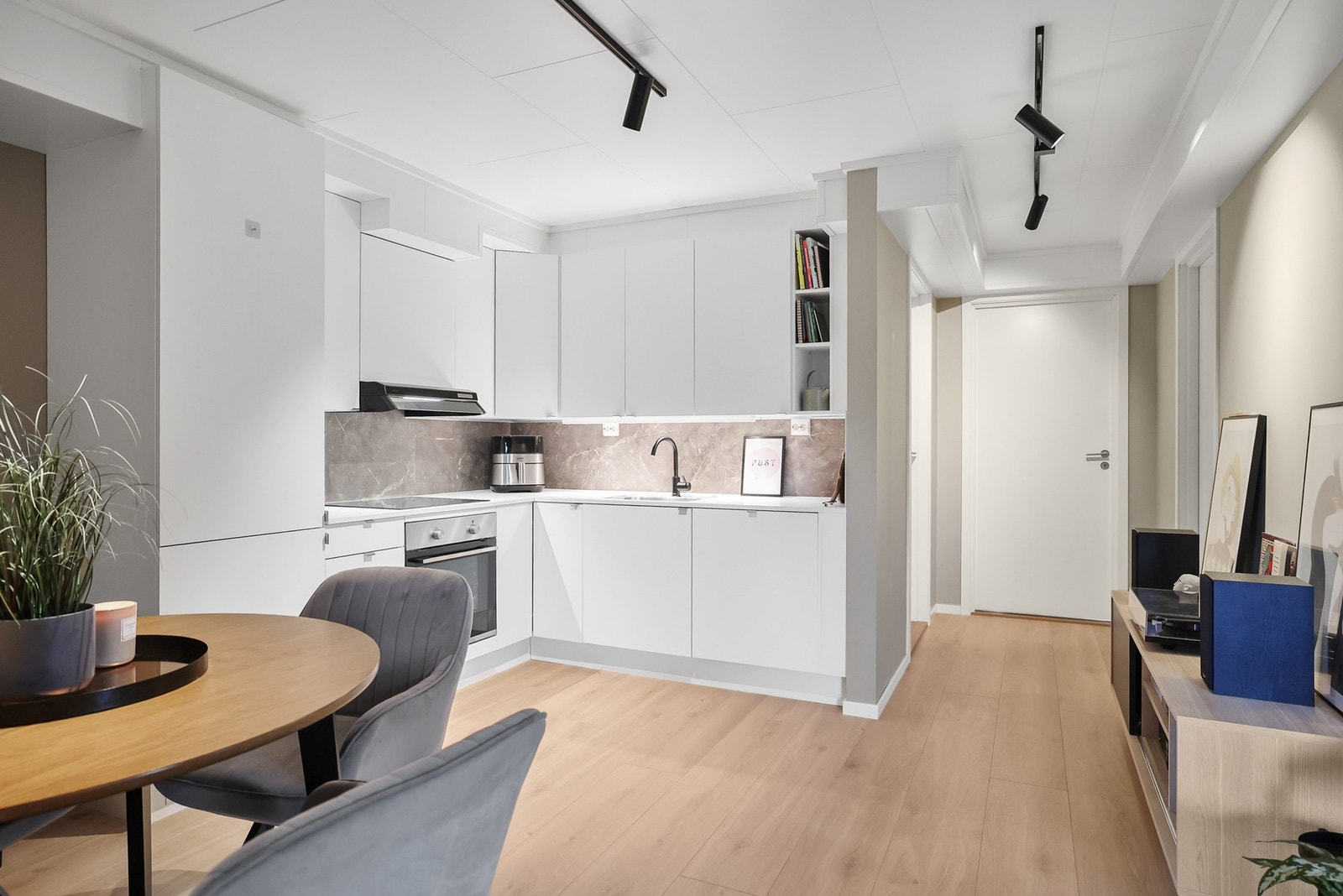 Moderne og åpen kjøkkenløsning fra byggeår. Galleribilde