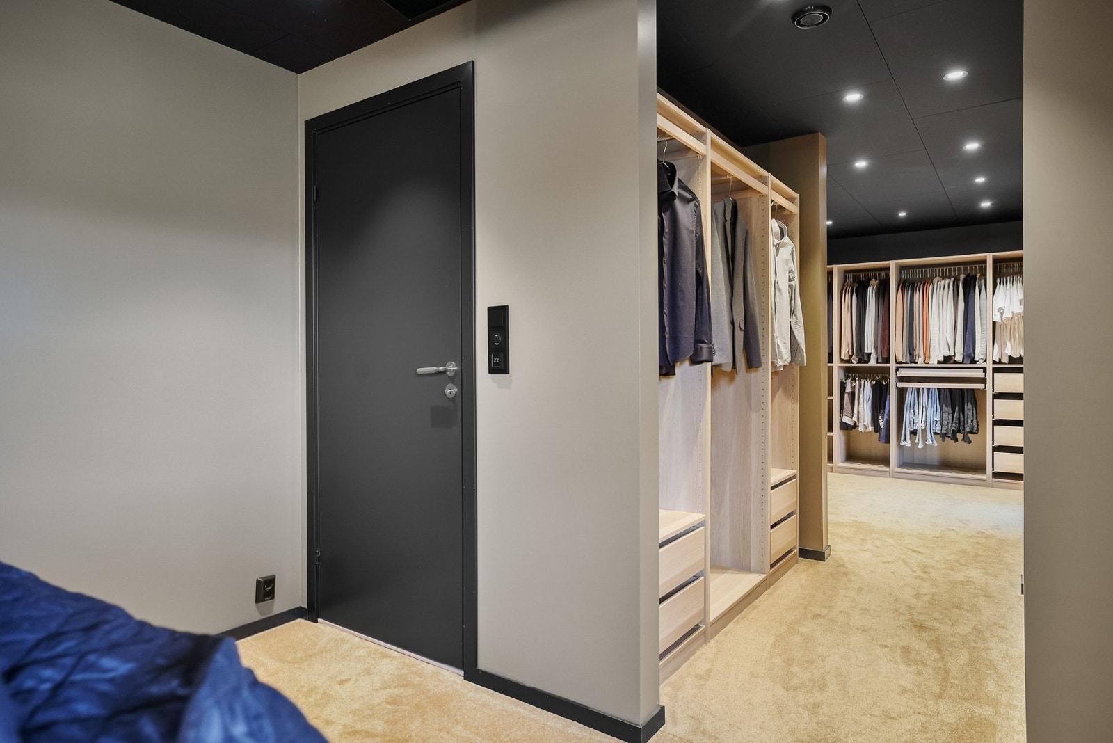 Flott walk-in med plass til hele garderoben. Galleribilde