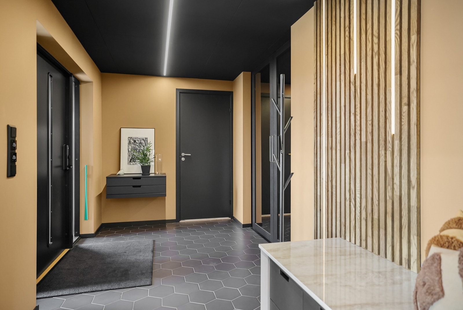 Entreen er moderne, av fin størrelse og har oppvarming med gulvvarme og en skyvedørsgarderobe. Galleribilde