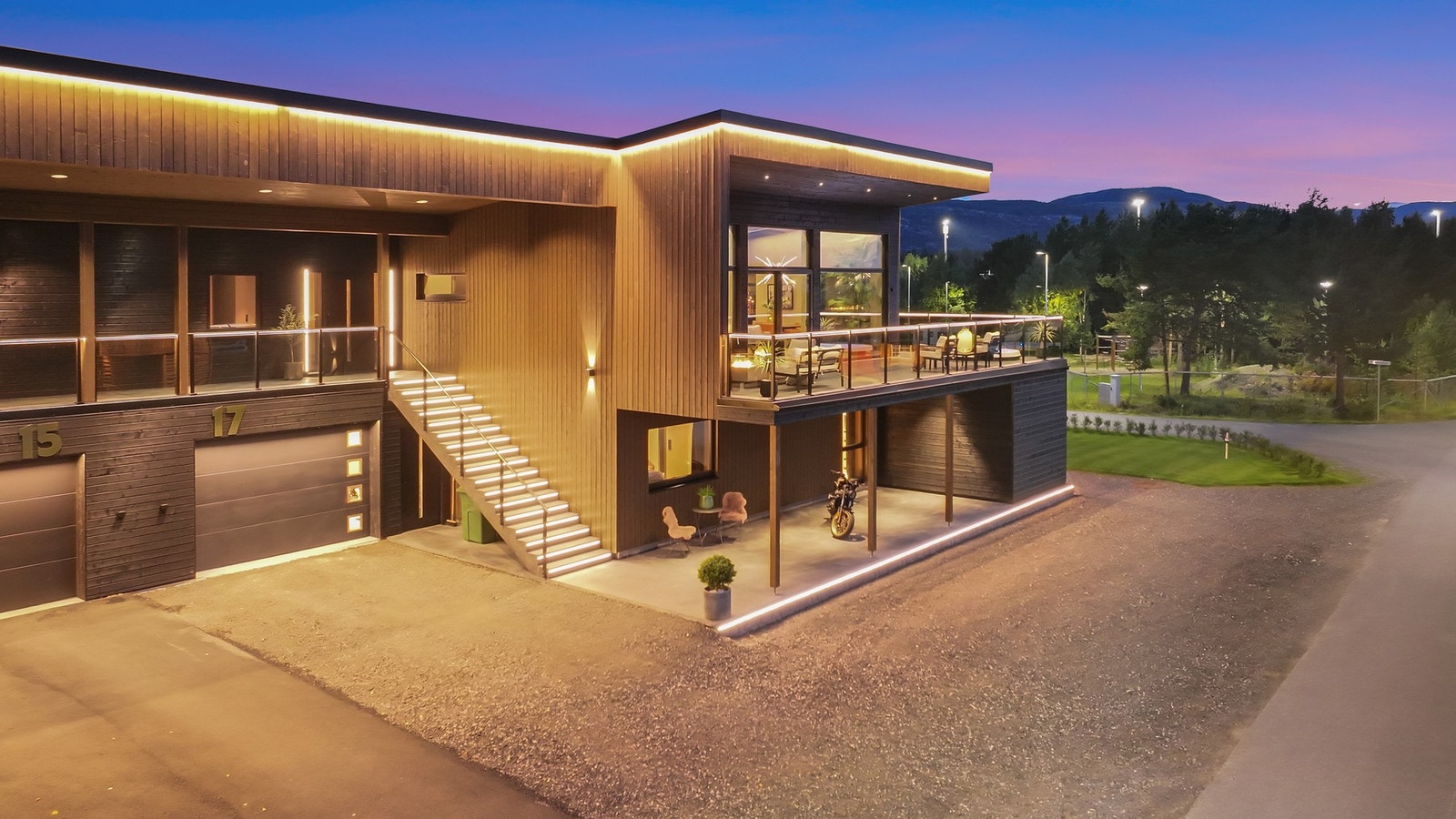 Terrasse på bakkeplan foran huset kan brukes som carport. Galleribilde