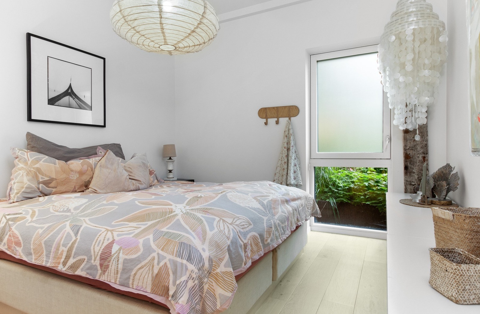 Hovedsoverommet har god plass til dobbeltseng, garderobeløsning og tilhørende møblement. Galleribilde