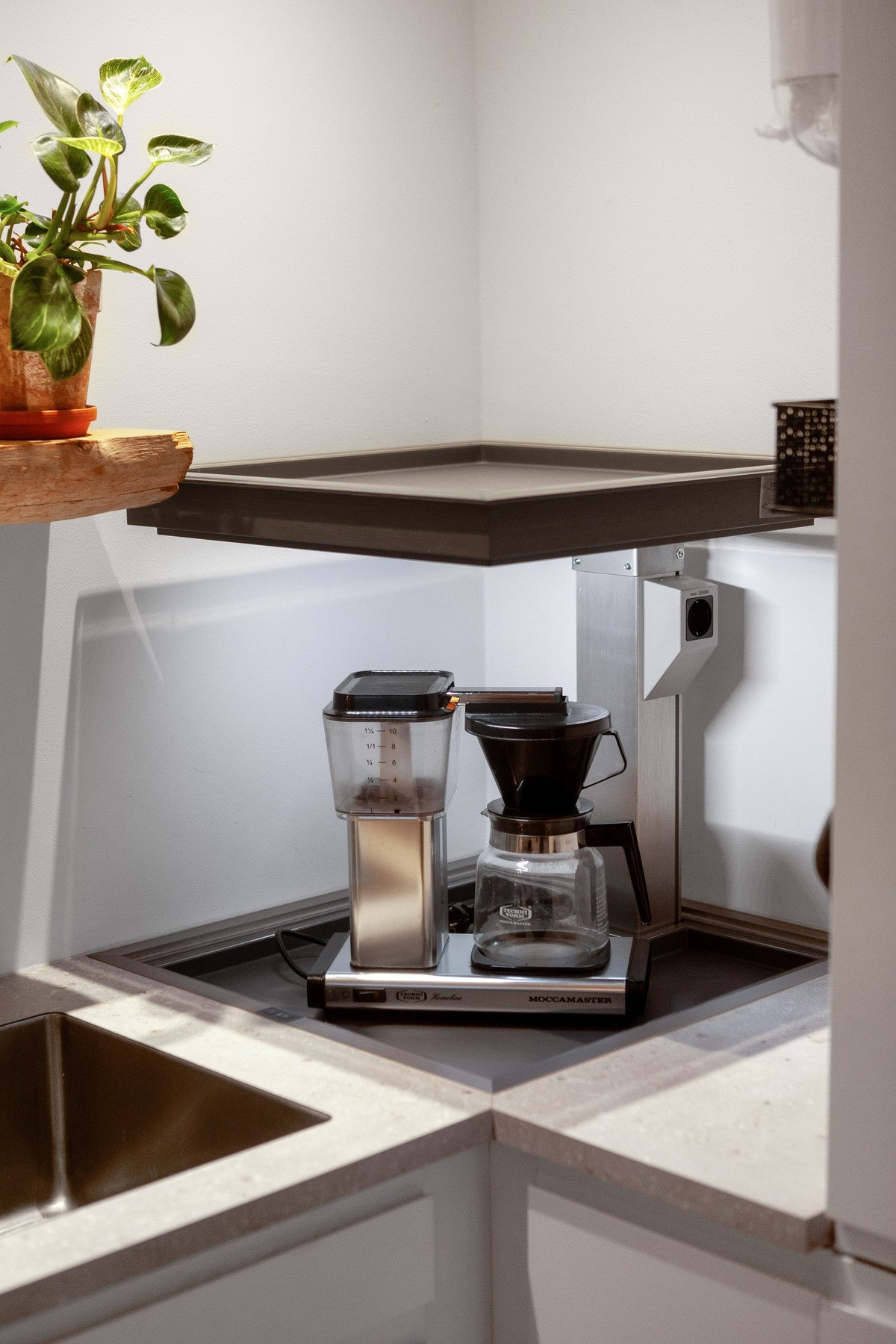 En praktisk detalj er løftehjørnet - et elektrisk heve- og senkbart hjørneskap som utnytter plassen under benken på en svært effektiv måte. Galleribilde