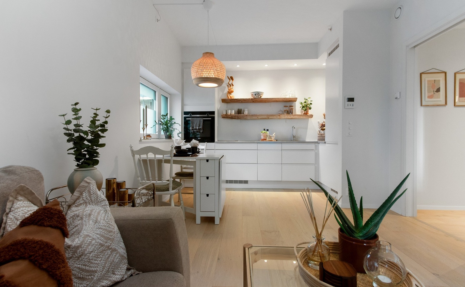 Gulvet har enstavs eikeparkett med vannbåren varme, som gir en lun atmosfære året rundt. Galleribilde