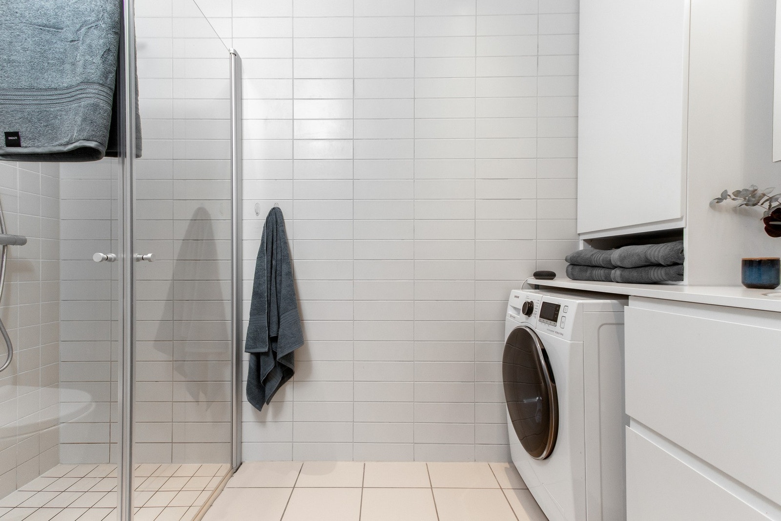 Badet er moderne og delikat, med fliser på både gulv og vegger. Galleribilde