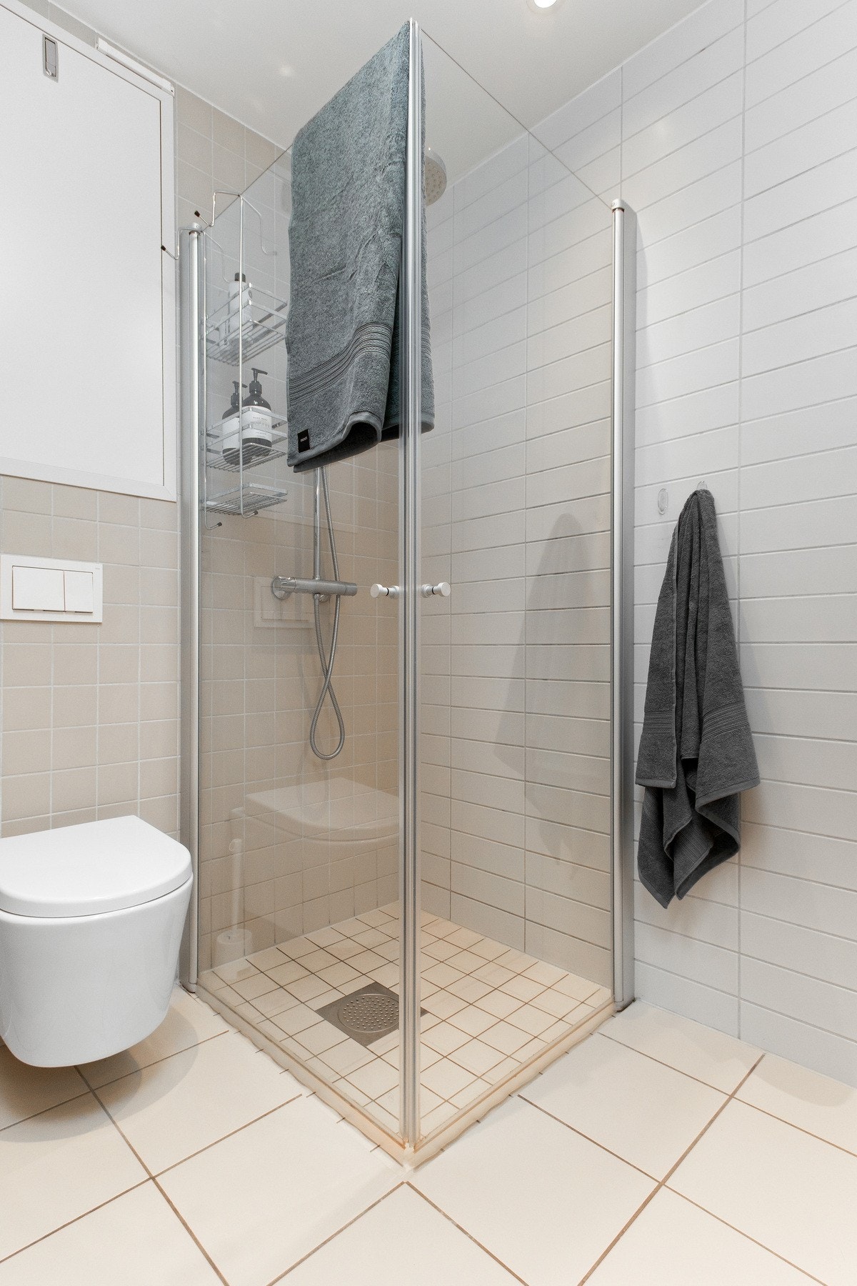 Rommet er innredet med vegghengt toalett, servant med underskap, speil med belysning og overskap, samt dusj med innfellbare dører. Galleribilde