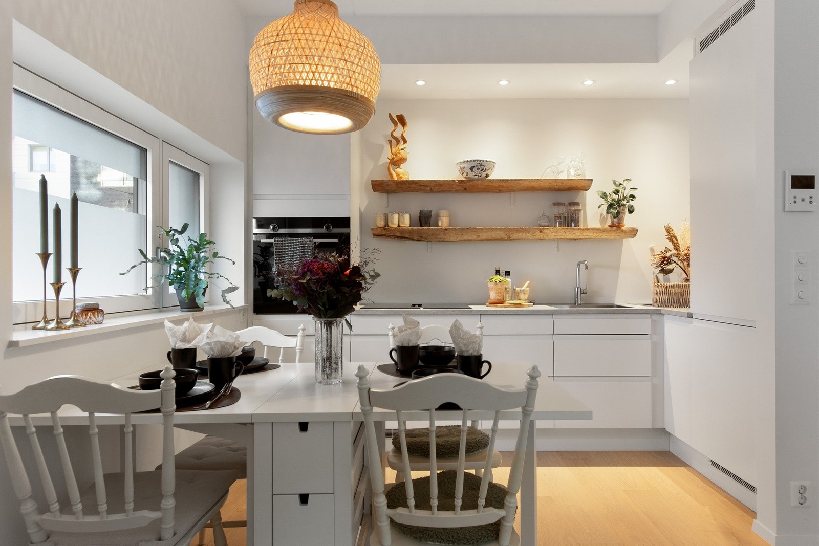 Det montert ekstra spotter, som gir mer lys og et godt arbeidsmiljø. Galleribilde