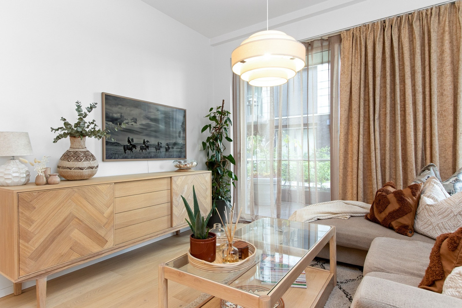 Fra stuen er det utgang til en hyggelig balkong. Galleribilde