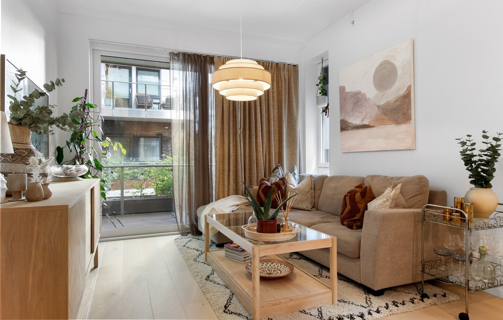 Den åpne løsningen mot kjøkkenet gjør at rommene glir sømløst over i hverandre, og gir plass til både sofagruppe og spisebord. Galleribilde