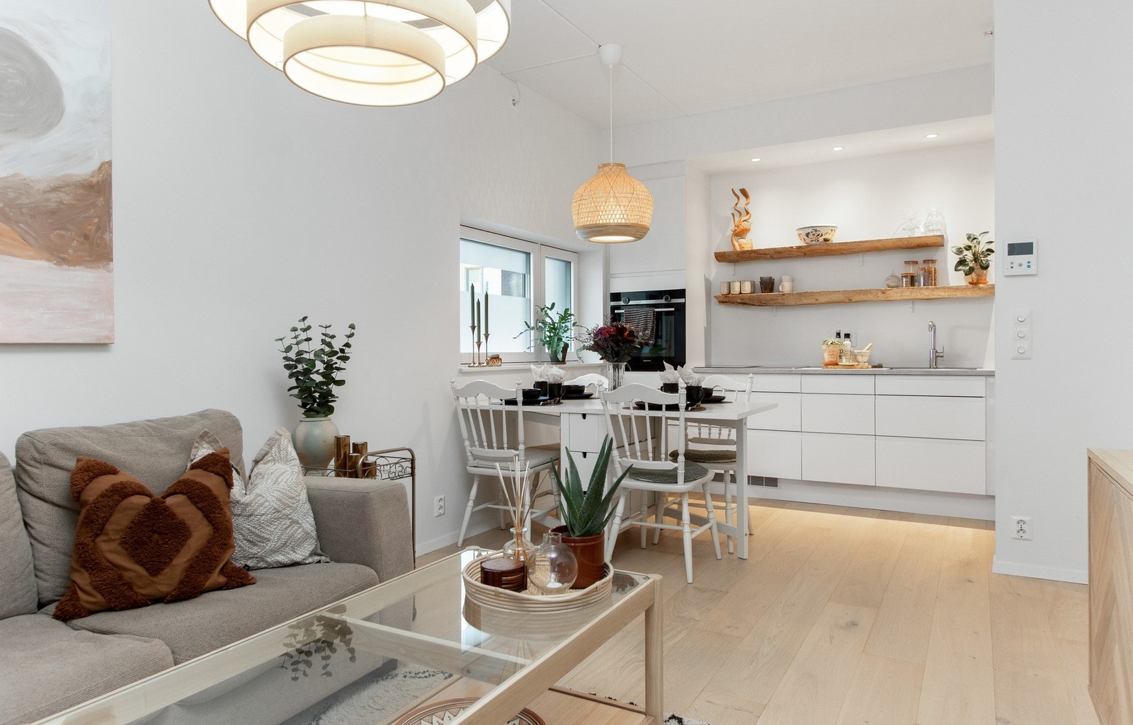 Rambergveien 43C er en stilfull og innbydende 3-roms leilighet fra 2021. Galleribilde