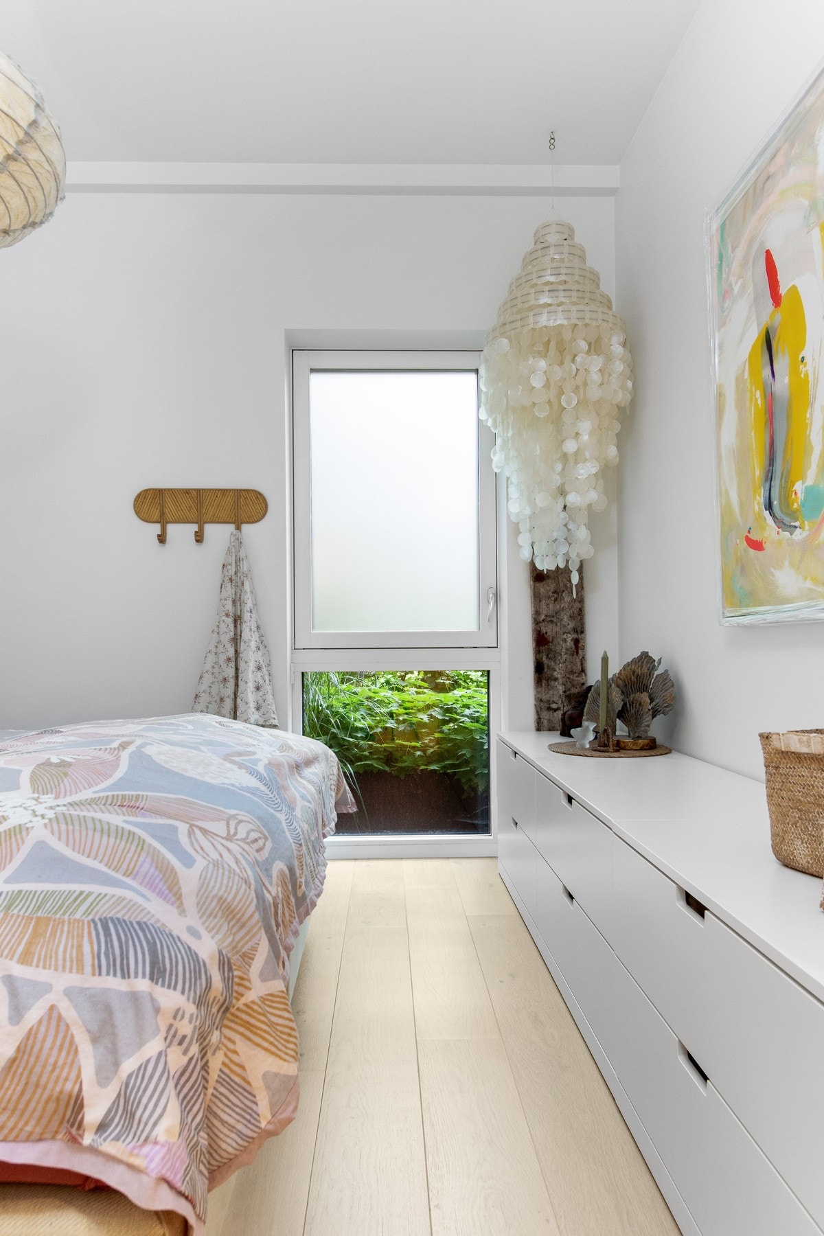 Store vindusflater slipper inn mye lys, og gir rommet en luftig og behagelig atmosfære. Galleribilde