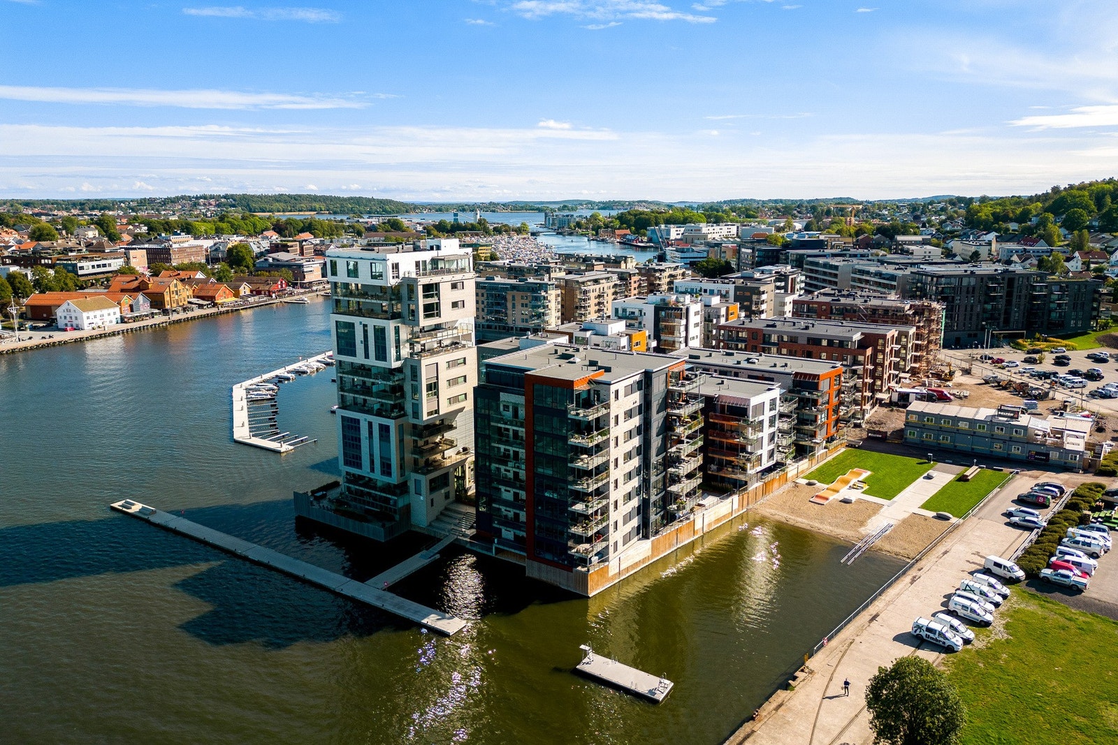 Her kan du vandre langs bryggekanten, nyte utsikten mot fjorden og Slottsfjellet, eller stikke innom en urban kafé. Galleribilde