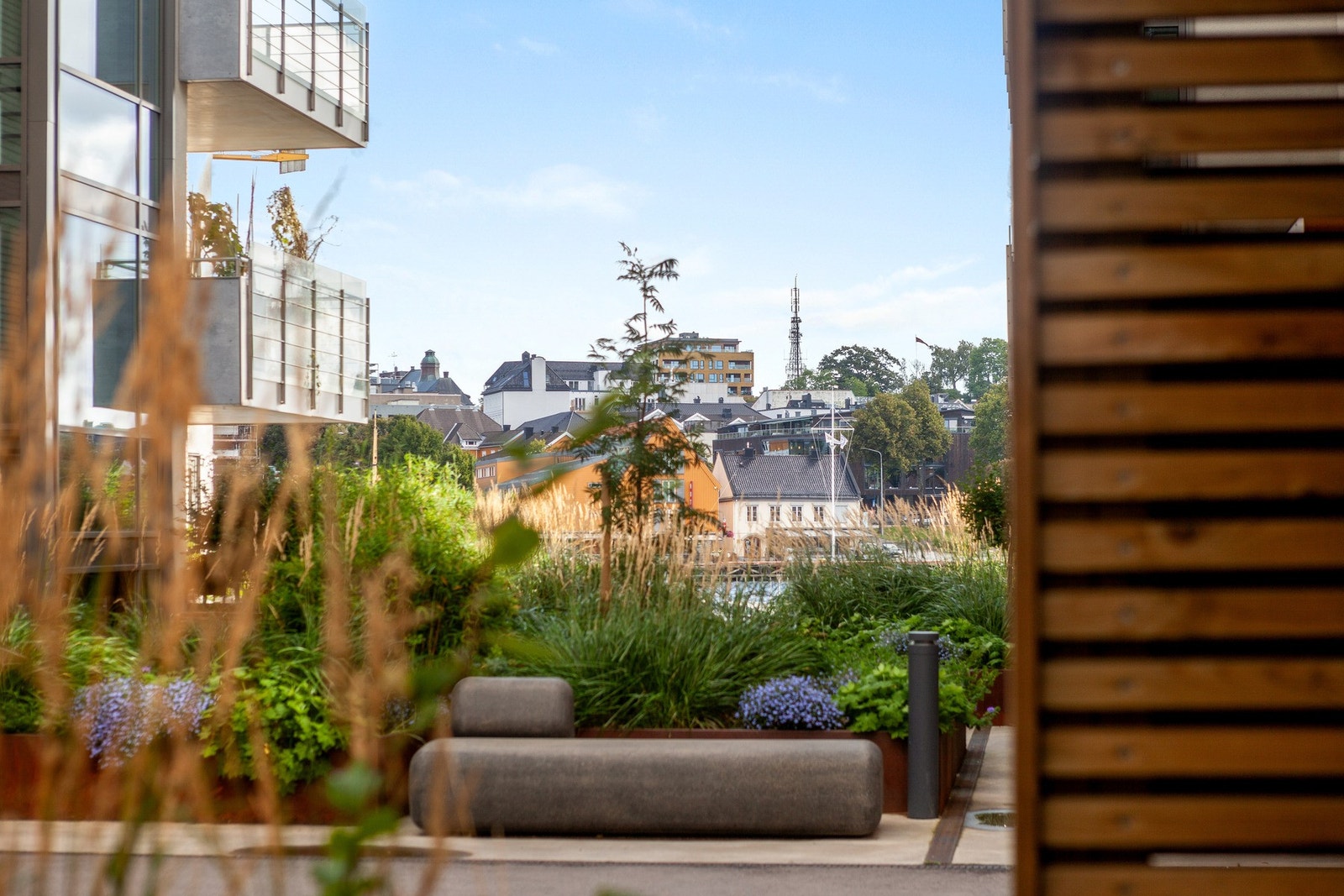 Fra balkongen er det hyggelig utsyn mot sjøen og nærområdet. Galleribilde