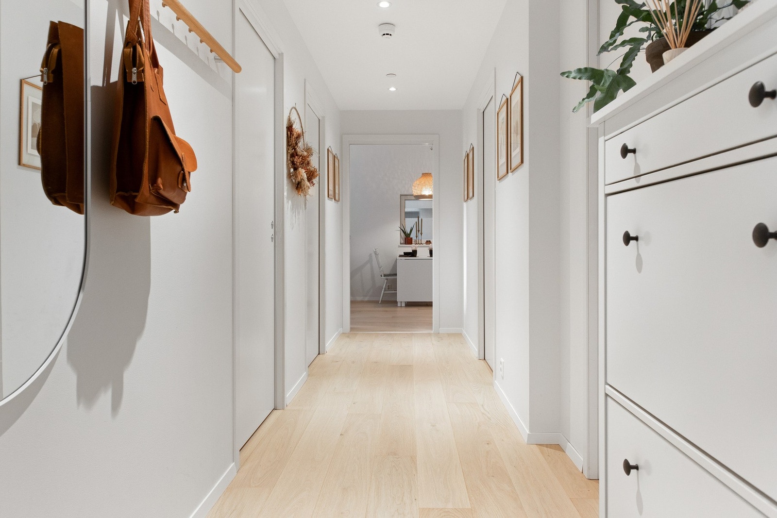 Entreen gir et godt førsteinntrykk med enstavs eikeparkett på gulv, vannbåren varme og downlights i himling. Galleribilde