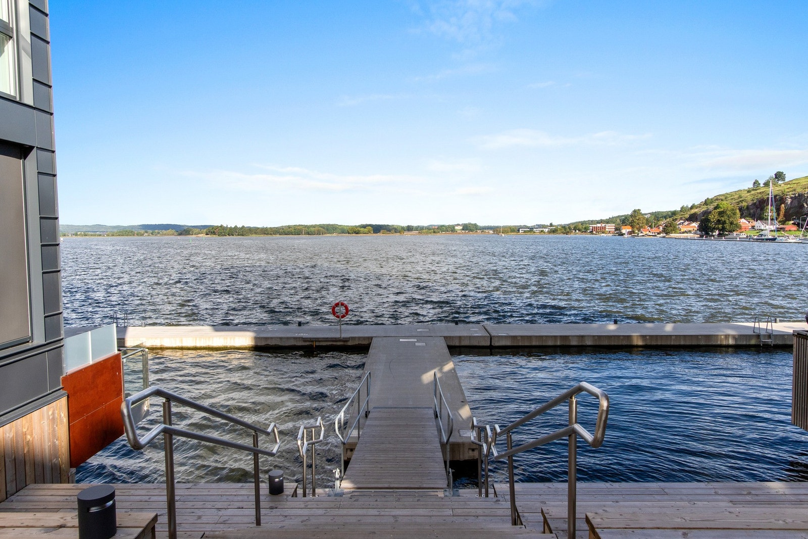 Det er bystrand og badebrygger rett utenfor døren. Galleribilde