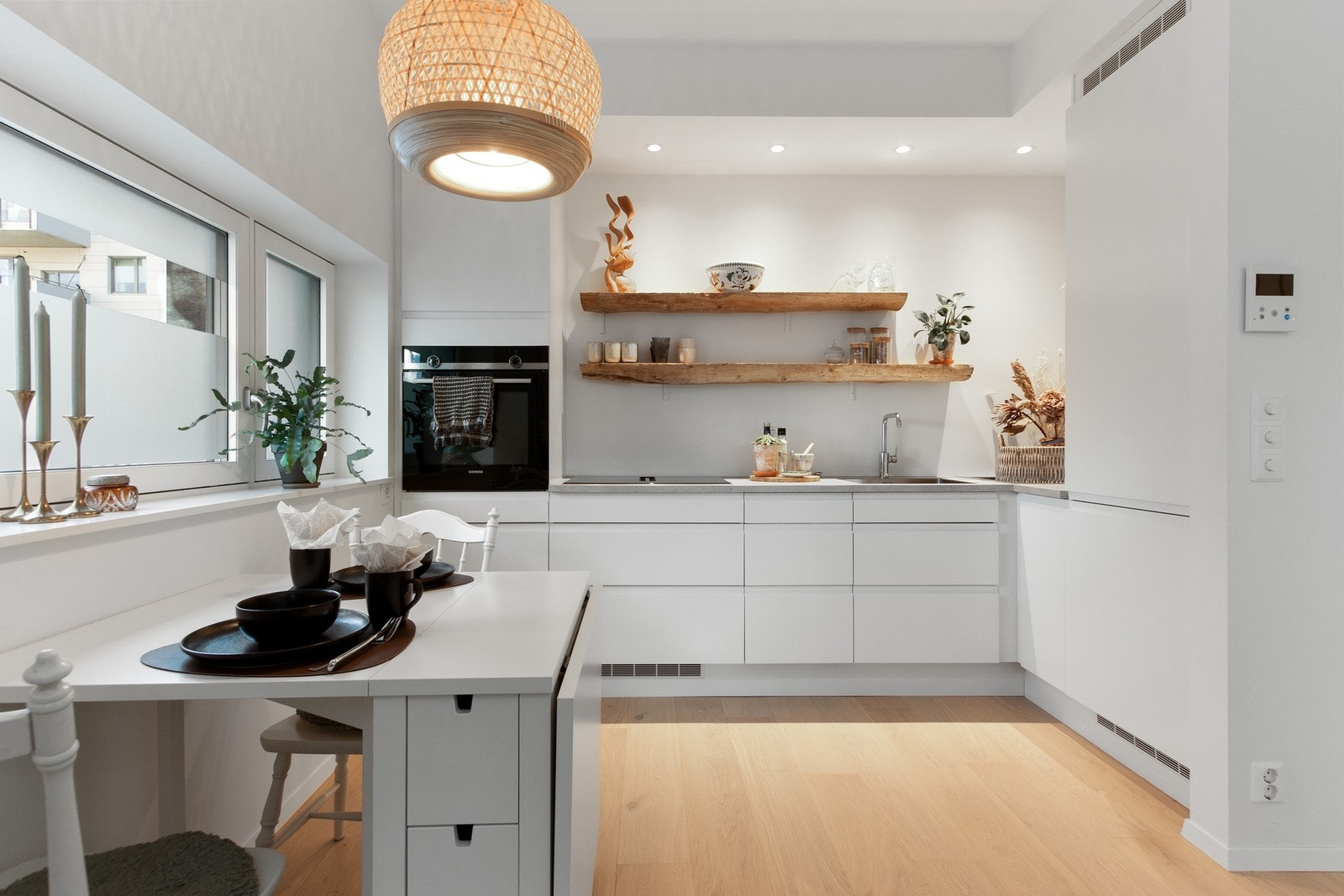 Kjøkkenet er moderne og funksjonelt, med god benke- og skapplass. Galleribilde