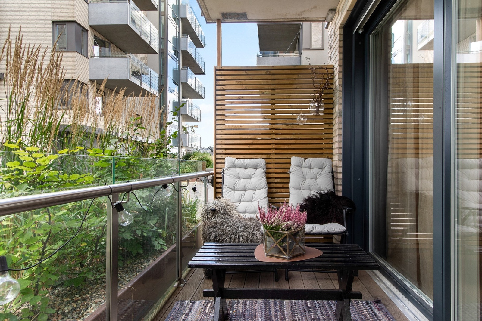 Balkongen fungerer som en naturlig forlengelse av stuen og byr på god plass til utemøbler, grill og planter. Galleribilde