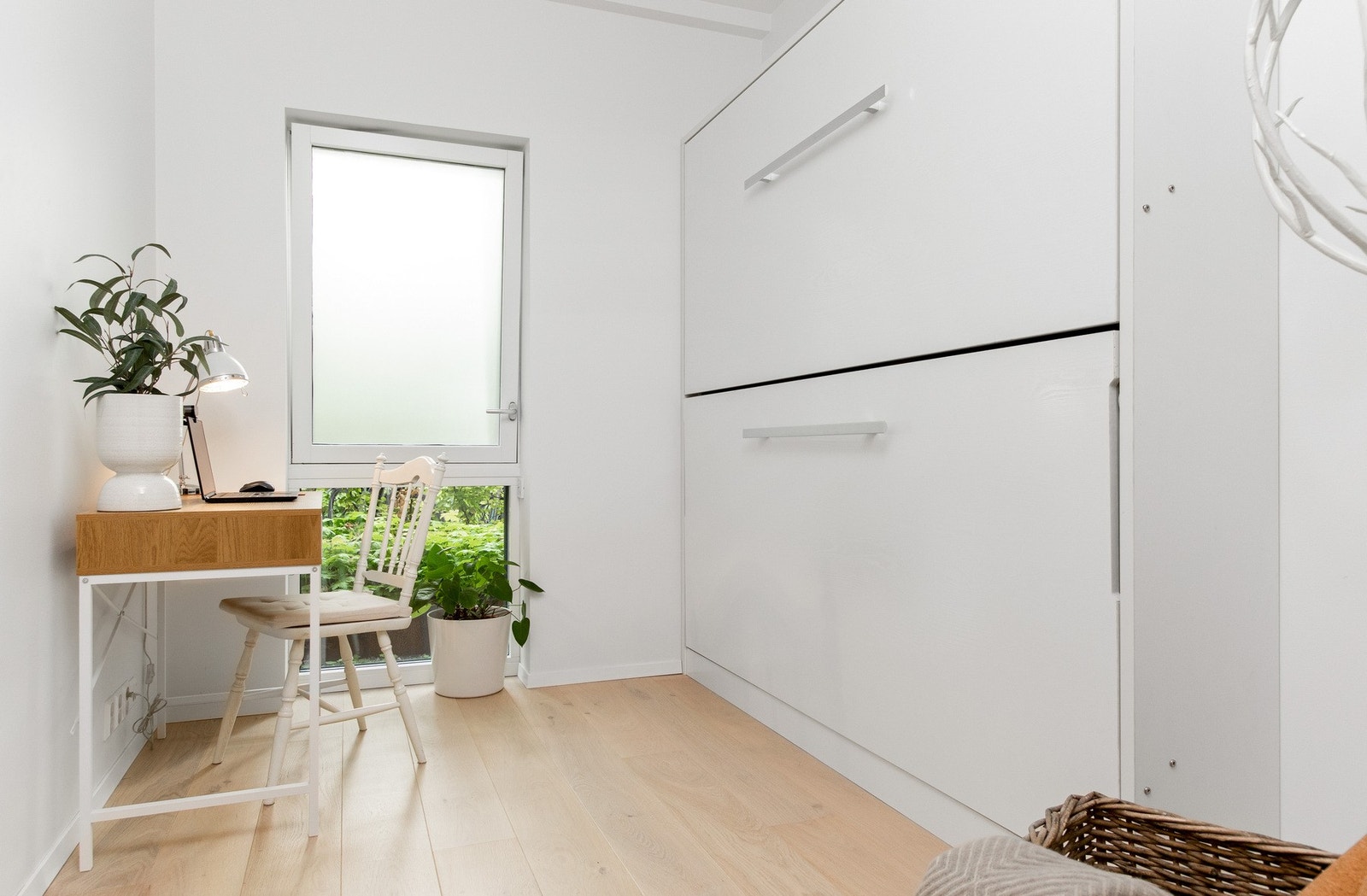 Rommet er innredet med en nedfellbar køyeseng, som gir smart utnyttelse av plassen. Galleribilde