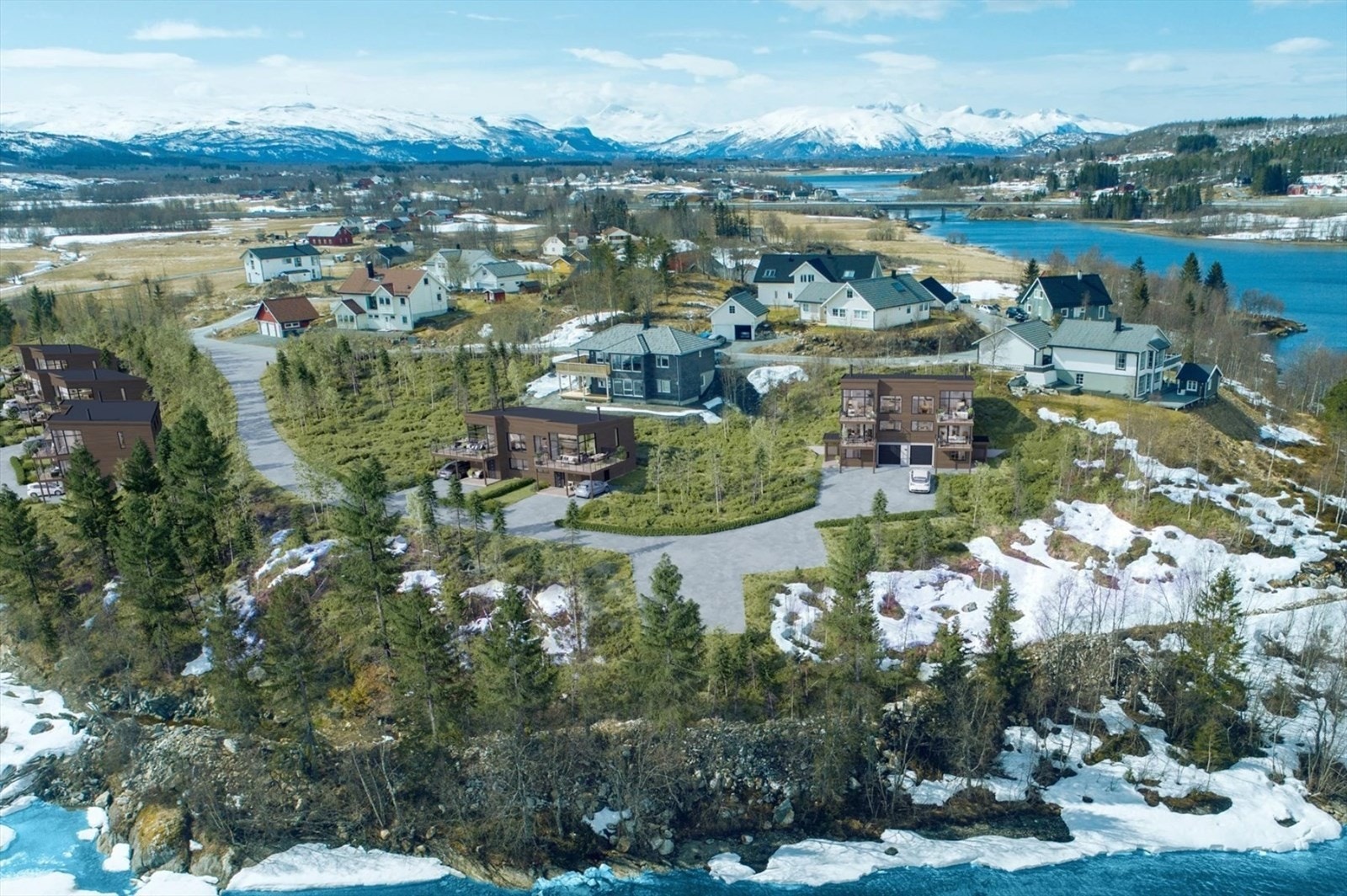 Boligene ligger fint plassert med strålende utsikt over fjell og fjord. Galleribilde