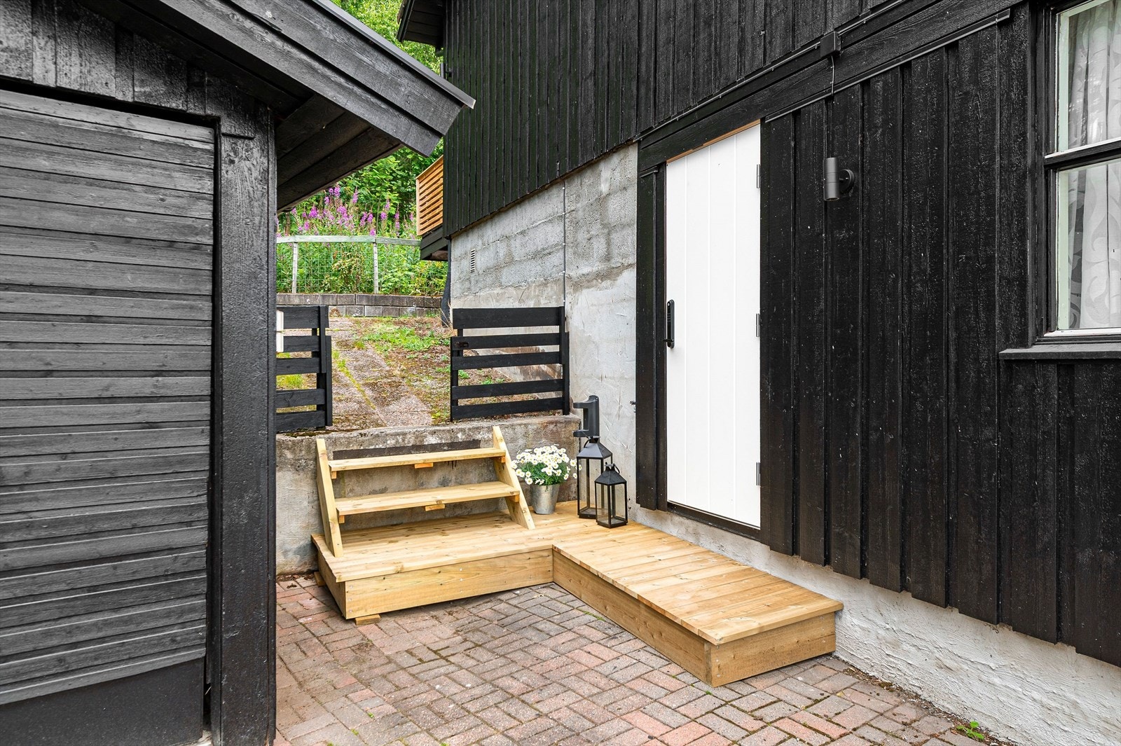 Adkomst til bodrom og hage på baksiden av huset Galleribilde