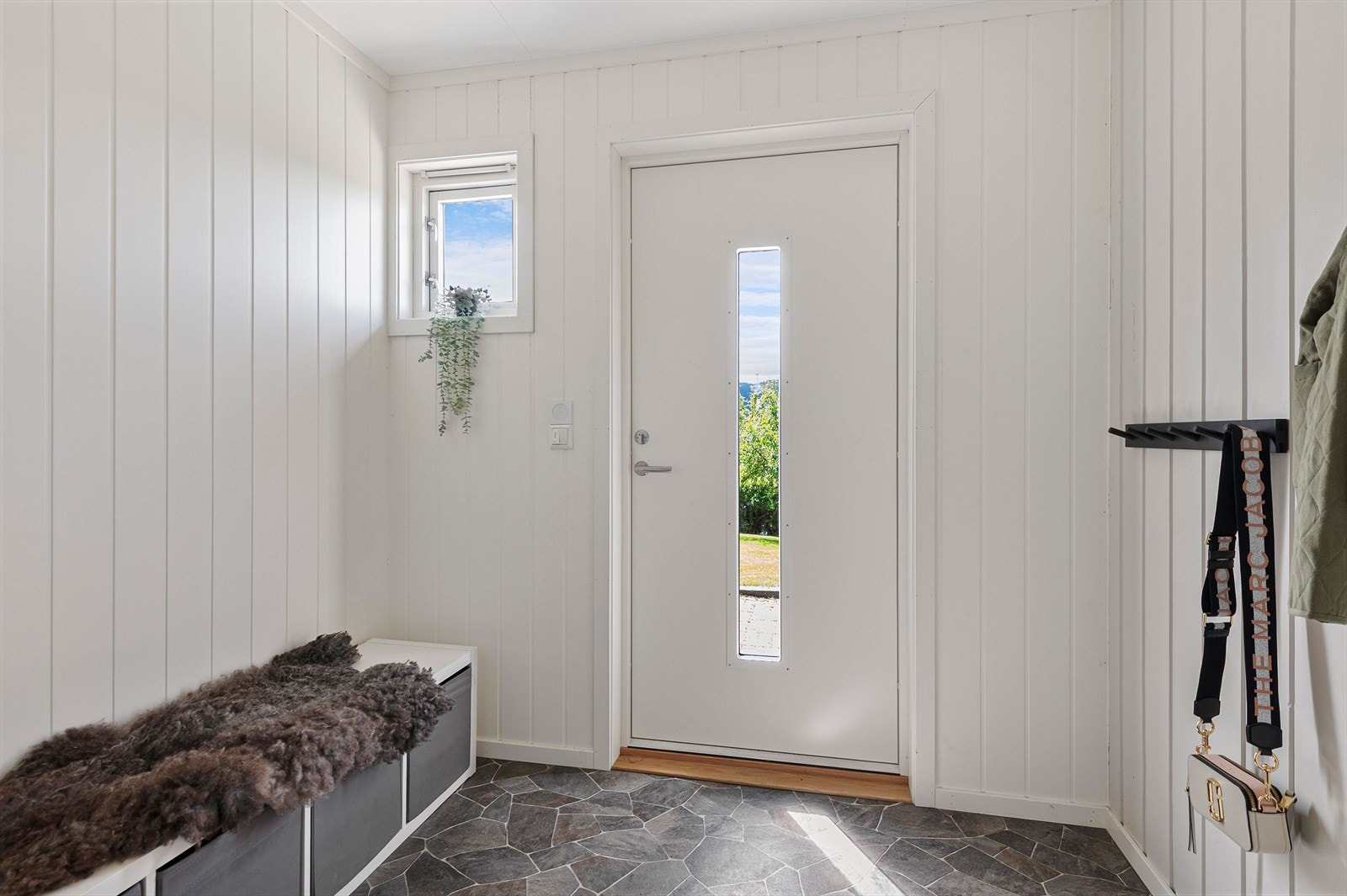 Nyere ytterdør inn til hoveddelen Galleribilde