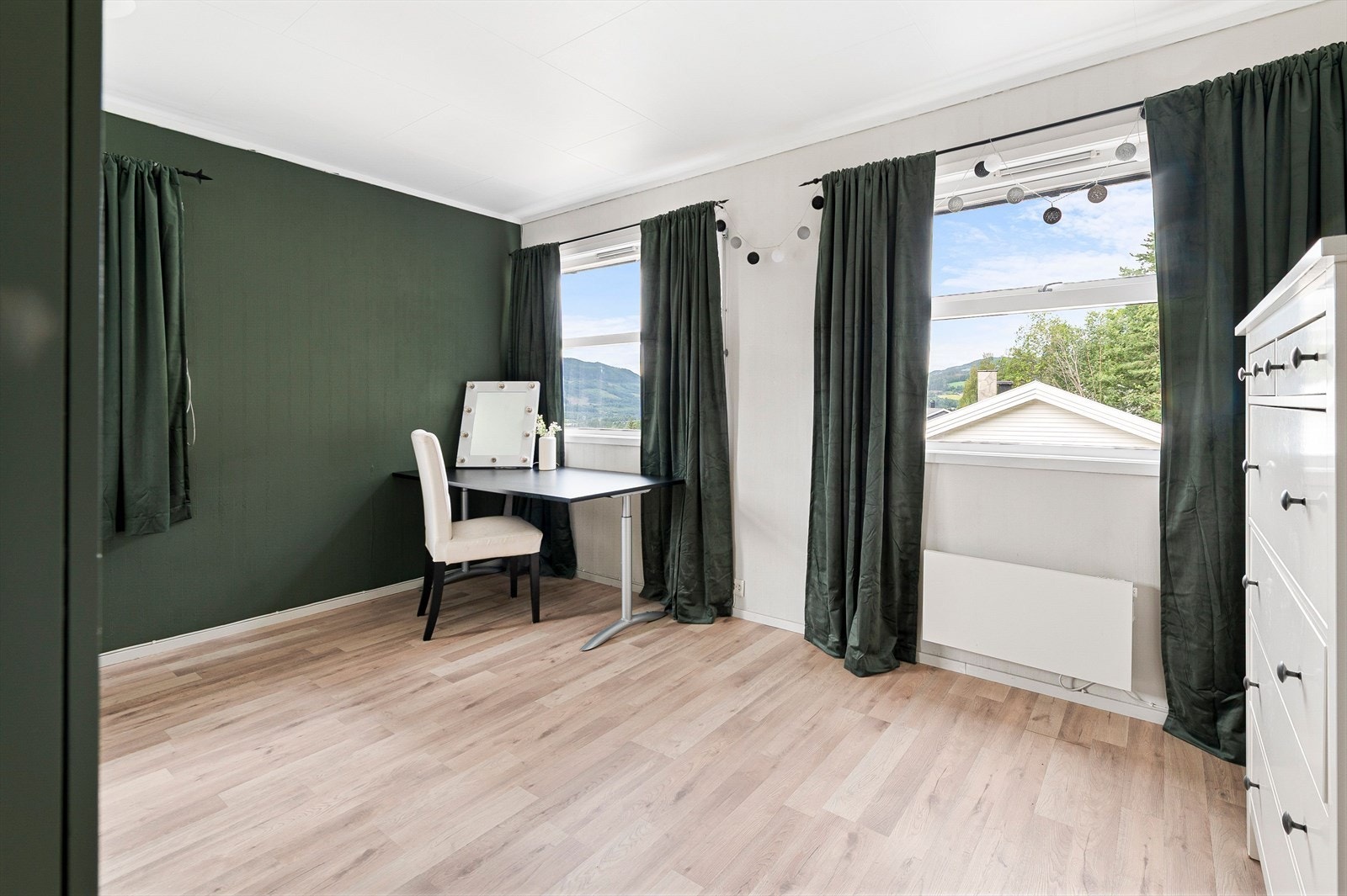 God størrelse og plass til garderobeskap og innredning på soverom 2 Galleribilde