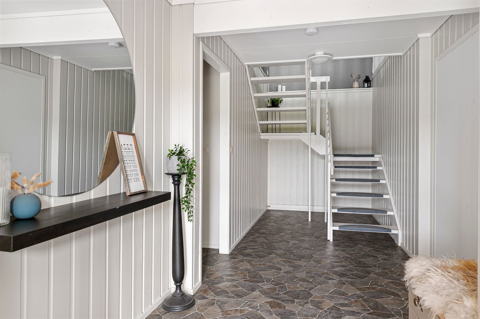 Adkomst opp til hovedplan via åpen trappegang Galleribilde