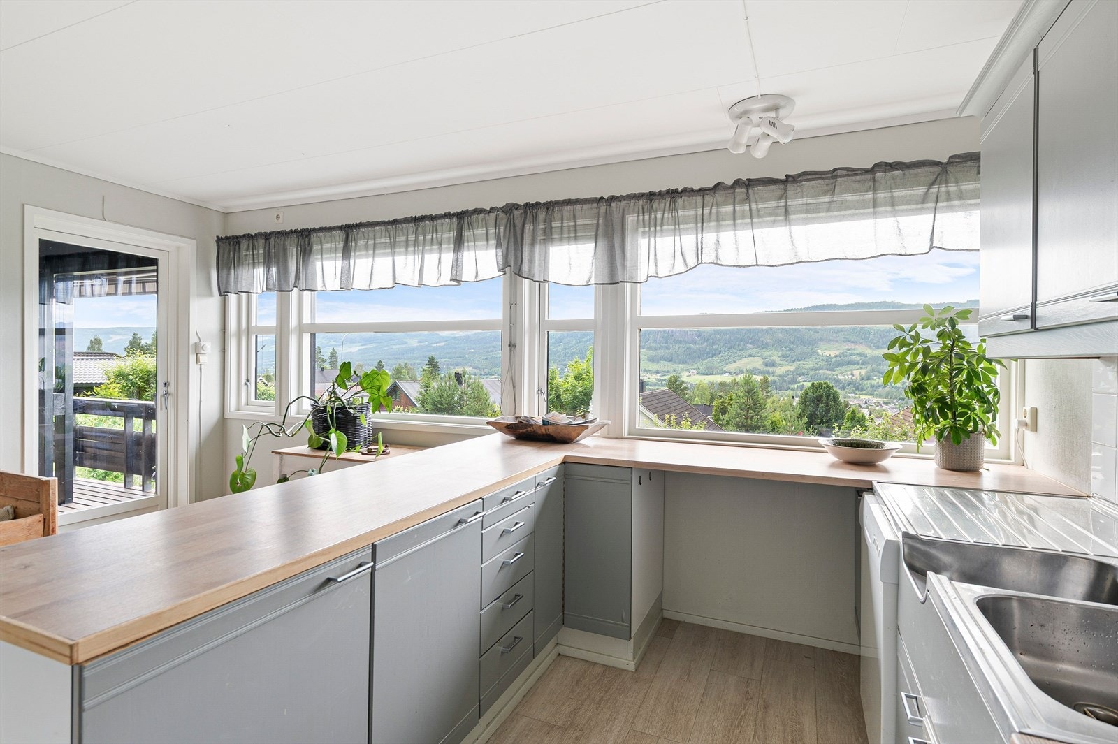 Nydelig utsyn og adkomst til terrasse Galleribilde