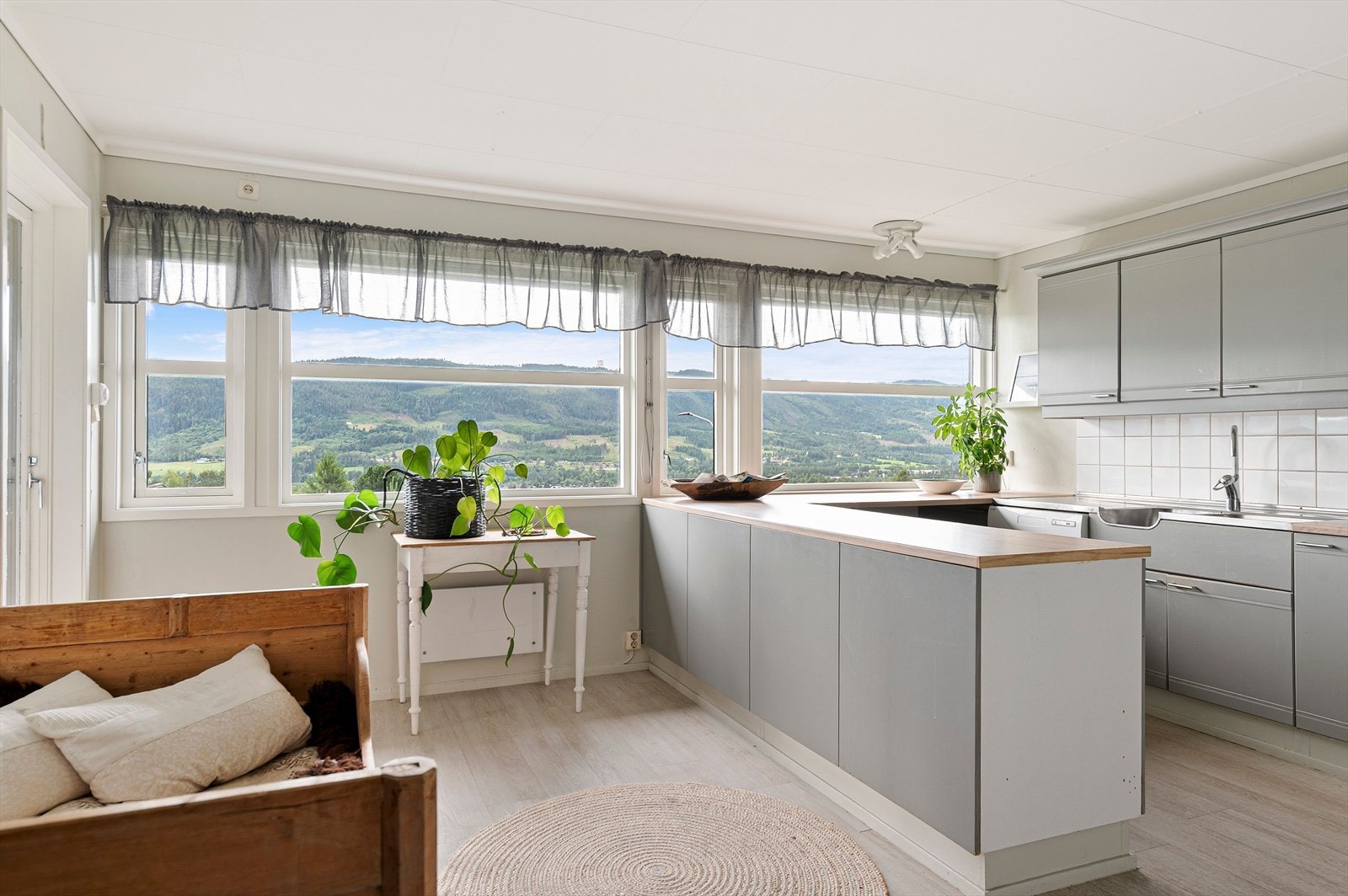 Romslig kjøkken her også med plass til spisebord Galleribilde