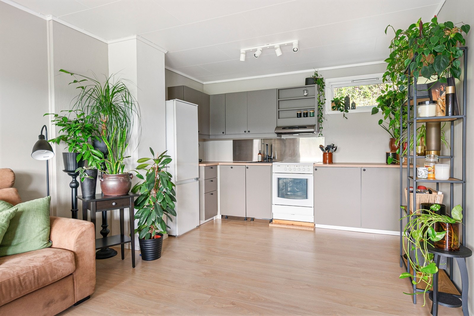 Kjøkken med åpen løsning til stue Galleribilde