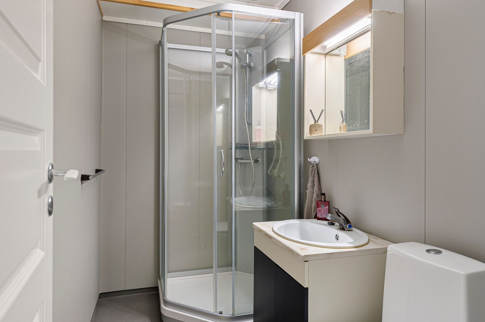 Toalett/bad med dusjkabinett Galleribilde