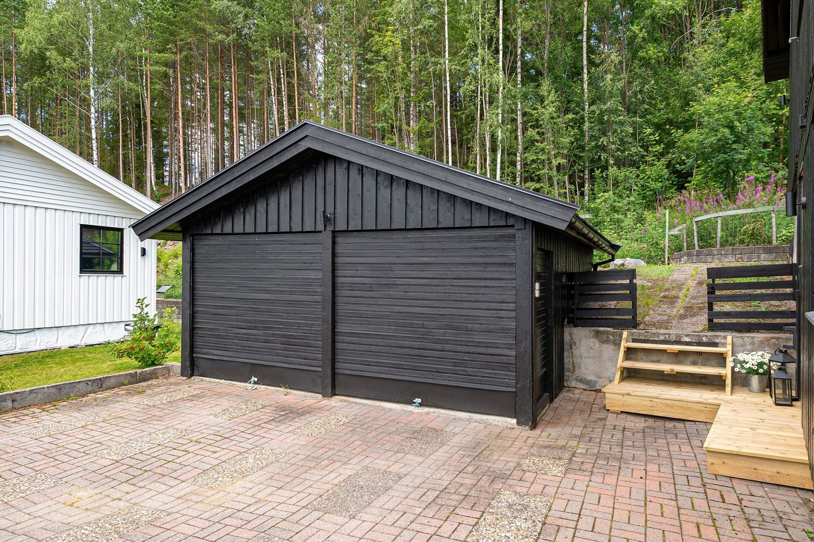 Dobbelgarasje og steinlagt gårdsplass Galleribilde