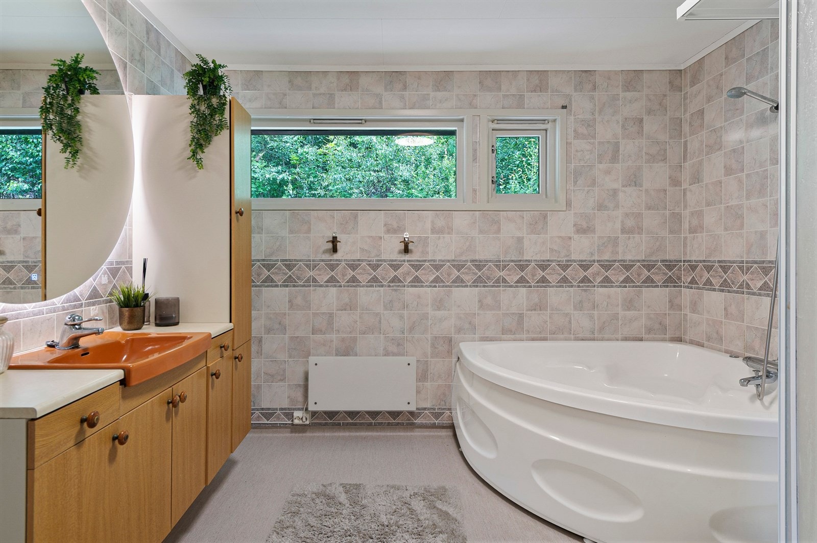 Stort bad i 1.etasje med badekar Galleribilde