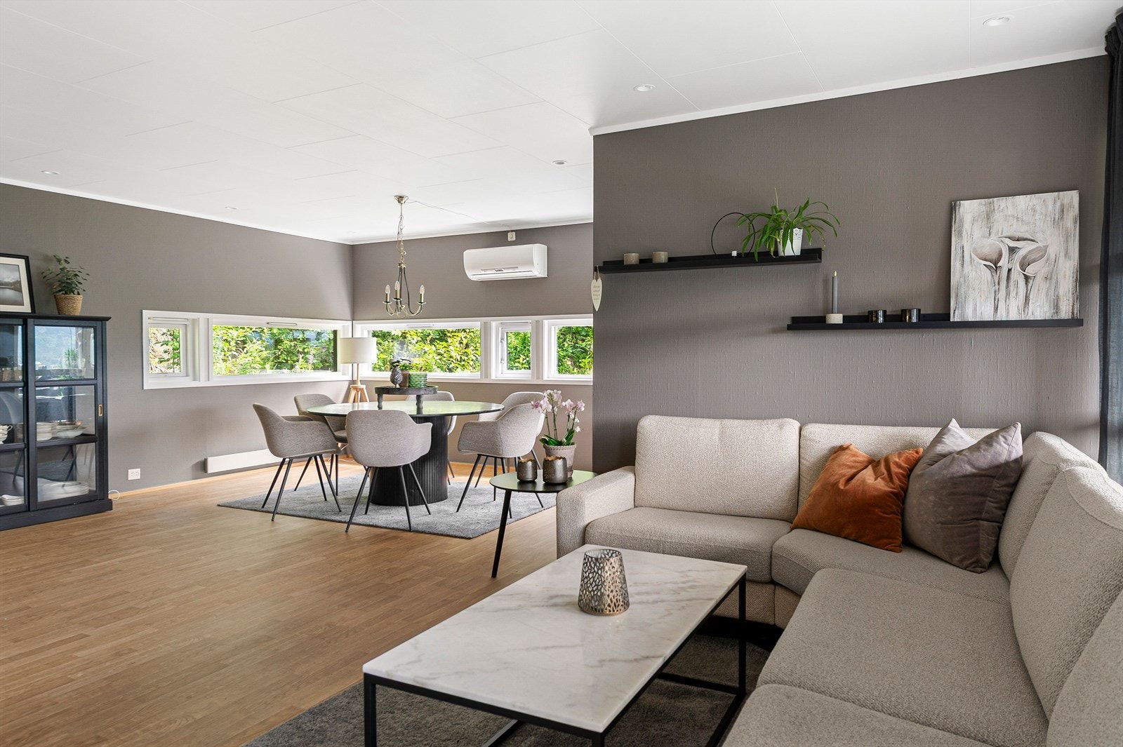 Montert varmepumpe og lagt downlights i himling Galleribilde