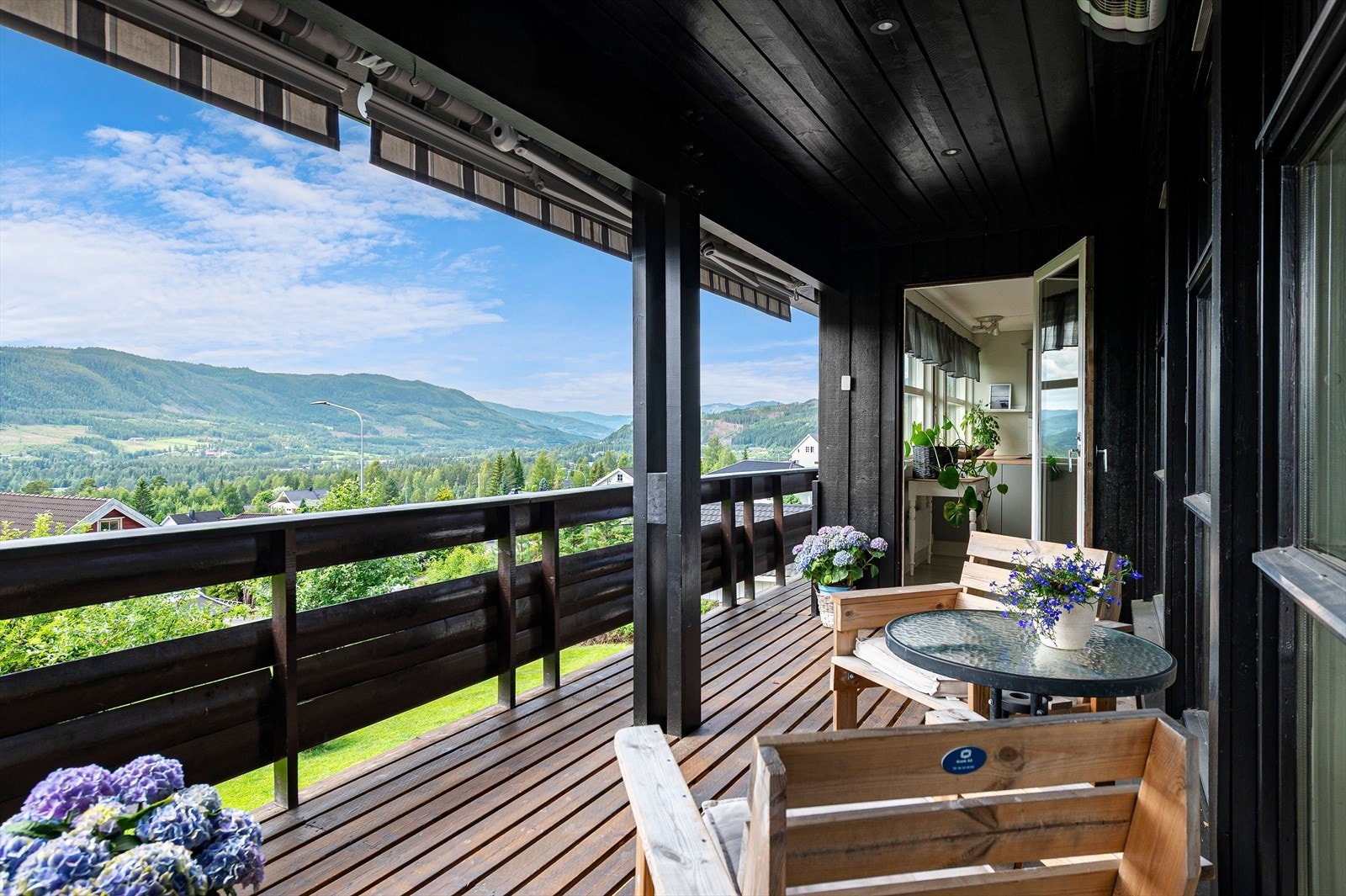 Adkomst fra kjøkken. Downlights i tak og markiser for solskjerming Galleribilde