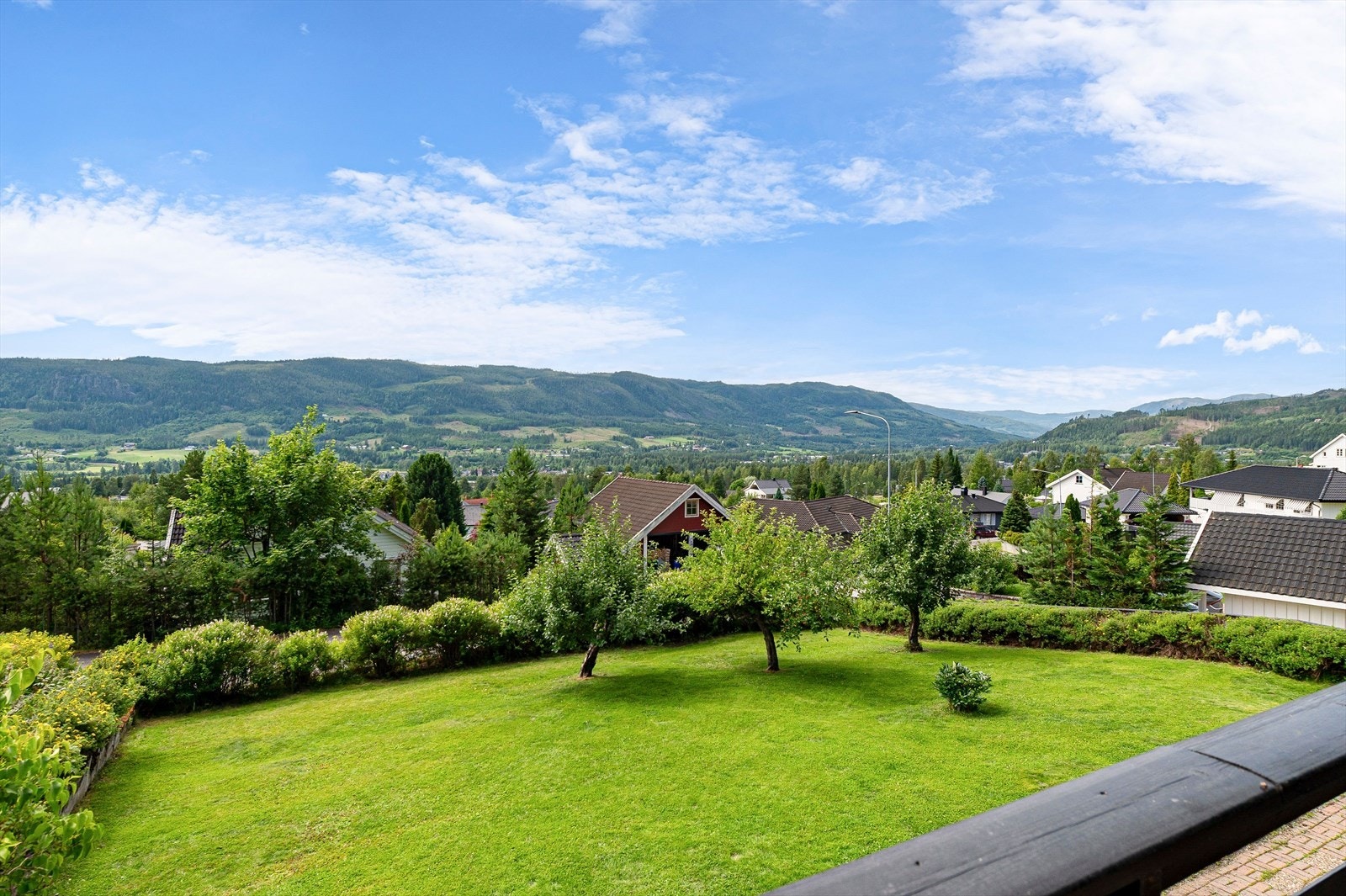 Pent opparbeidet og frodig hage med epletrær- og prydbusker Galleribilde