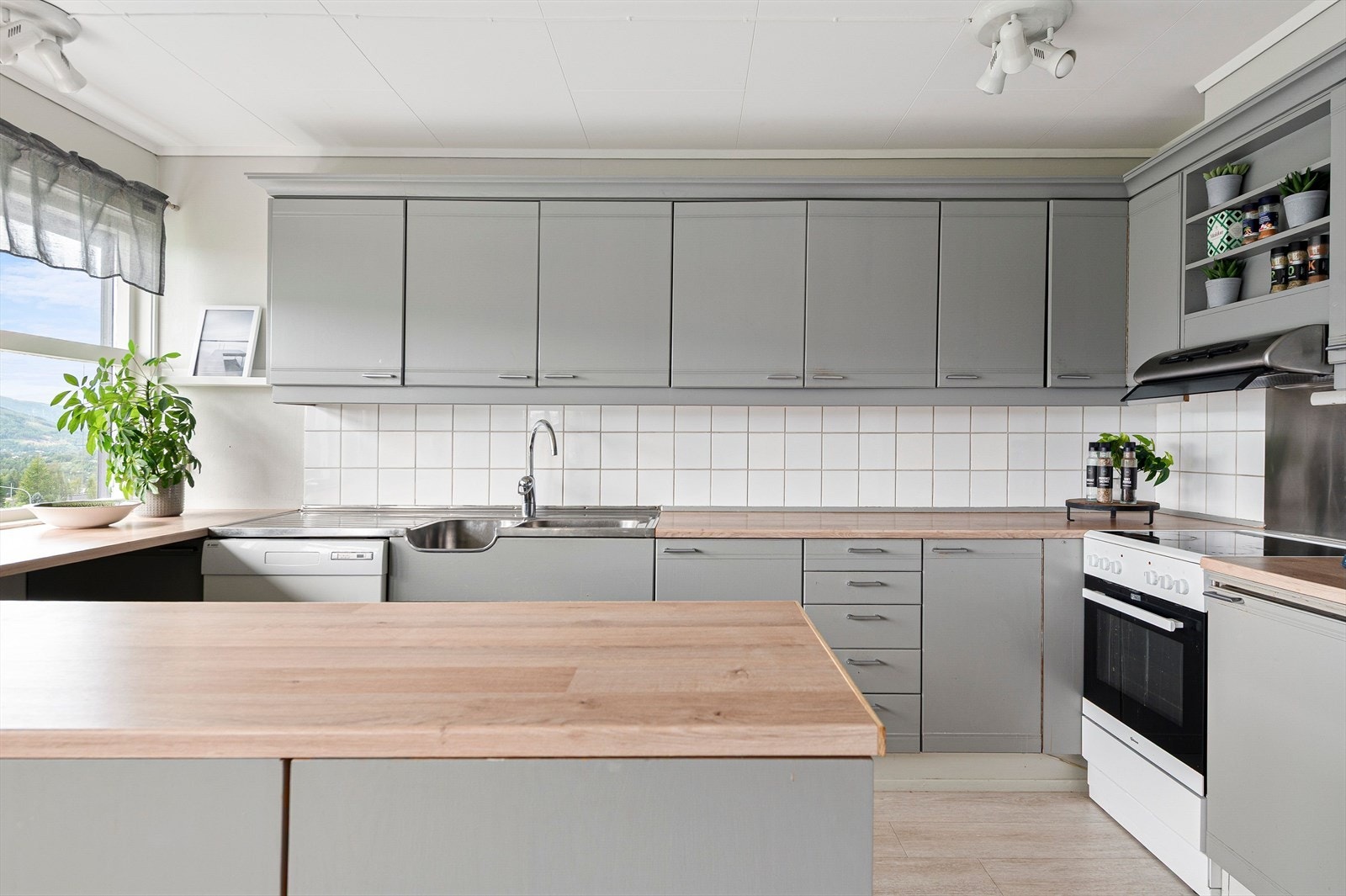 Rikelig med skap- og benkeplass Galleribilde