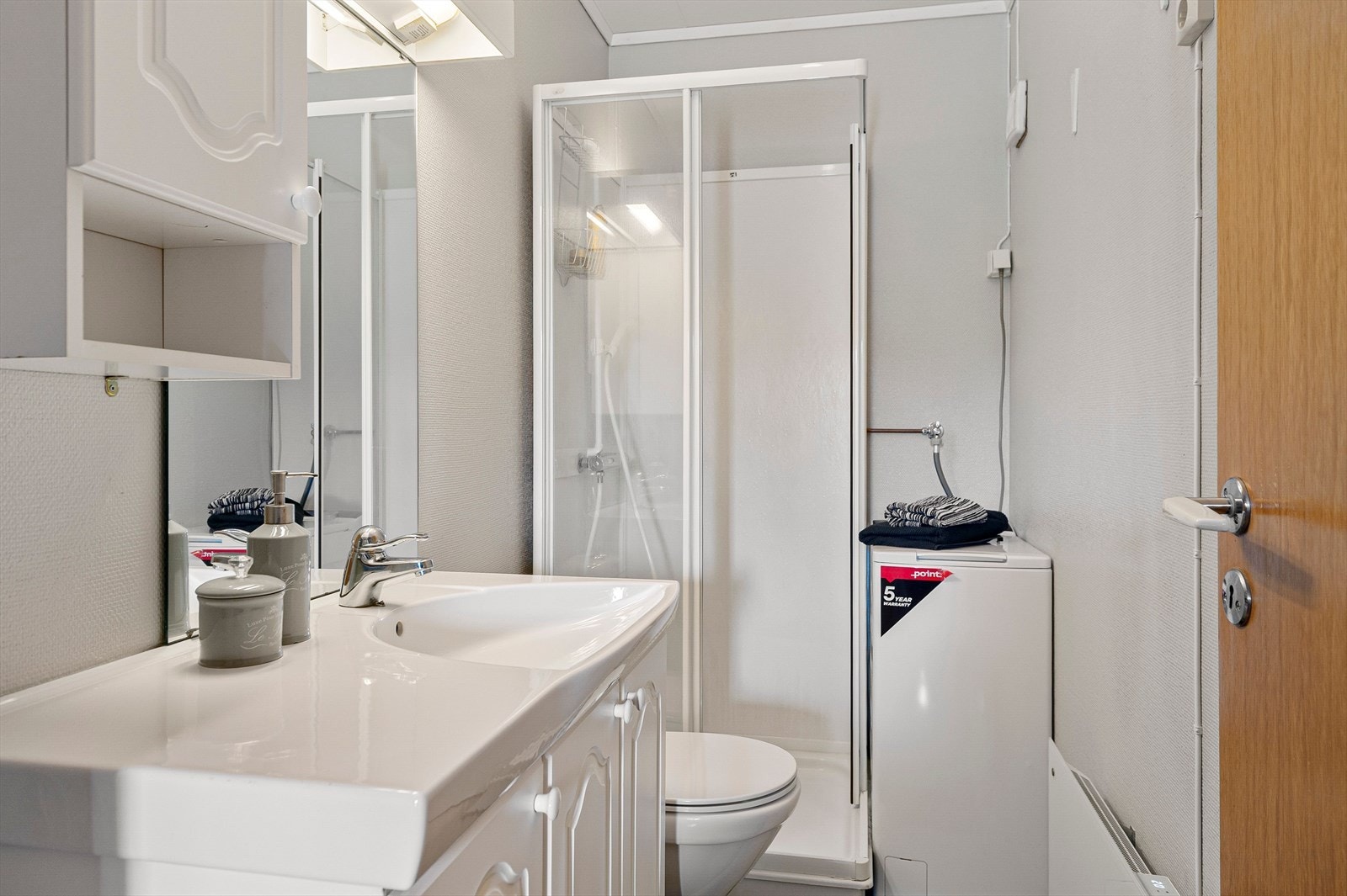 Bad i underetasje/hybel Galleribilde