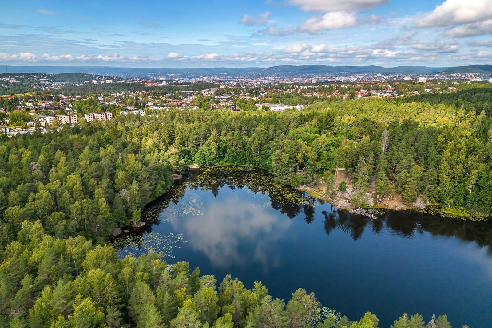 Like i nærheten finner man Ulsrudvann, som for mange er kjent som et av Oslos varmeste badevann Galleribilde