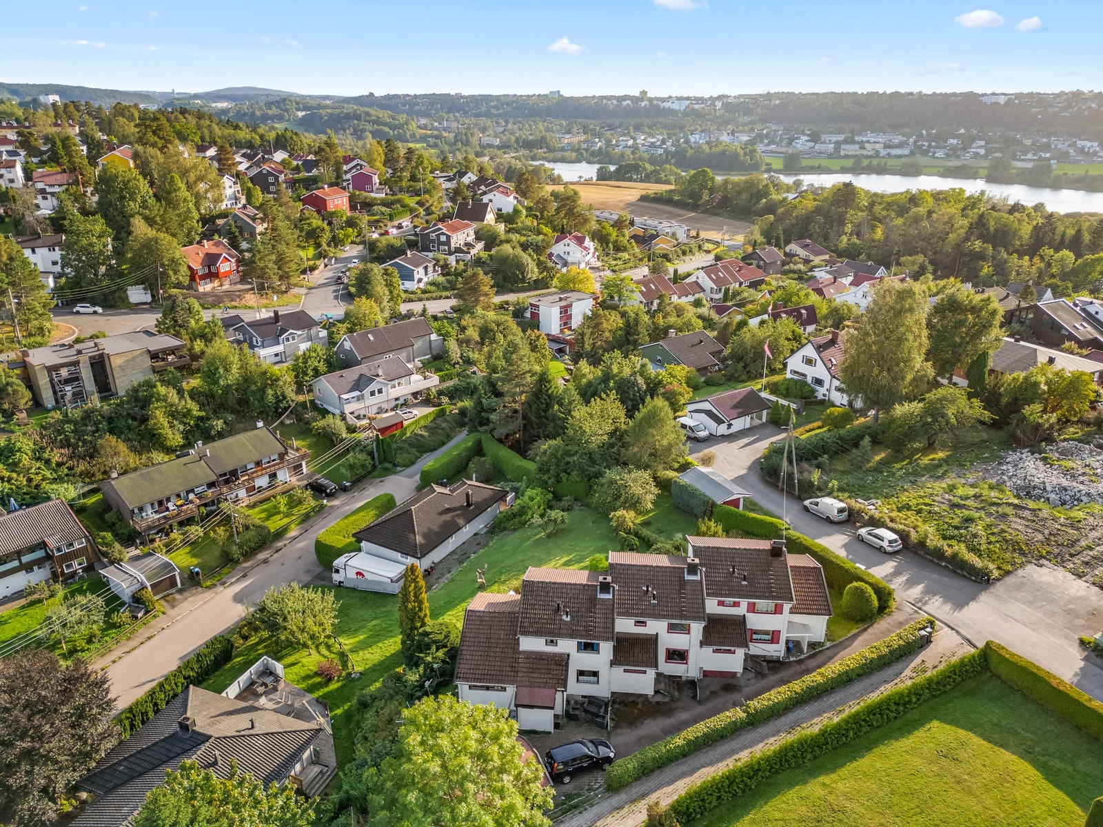 Det er nærhet til skoler, barnehager, offentlig kommunikasjon, samt et rikt utvalg av fasiliteter og servicetilbud Galleribilde