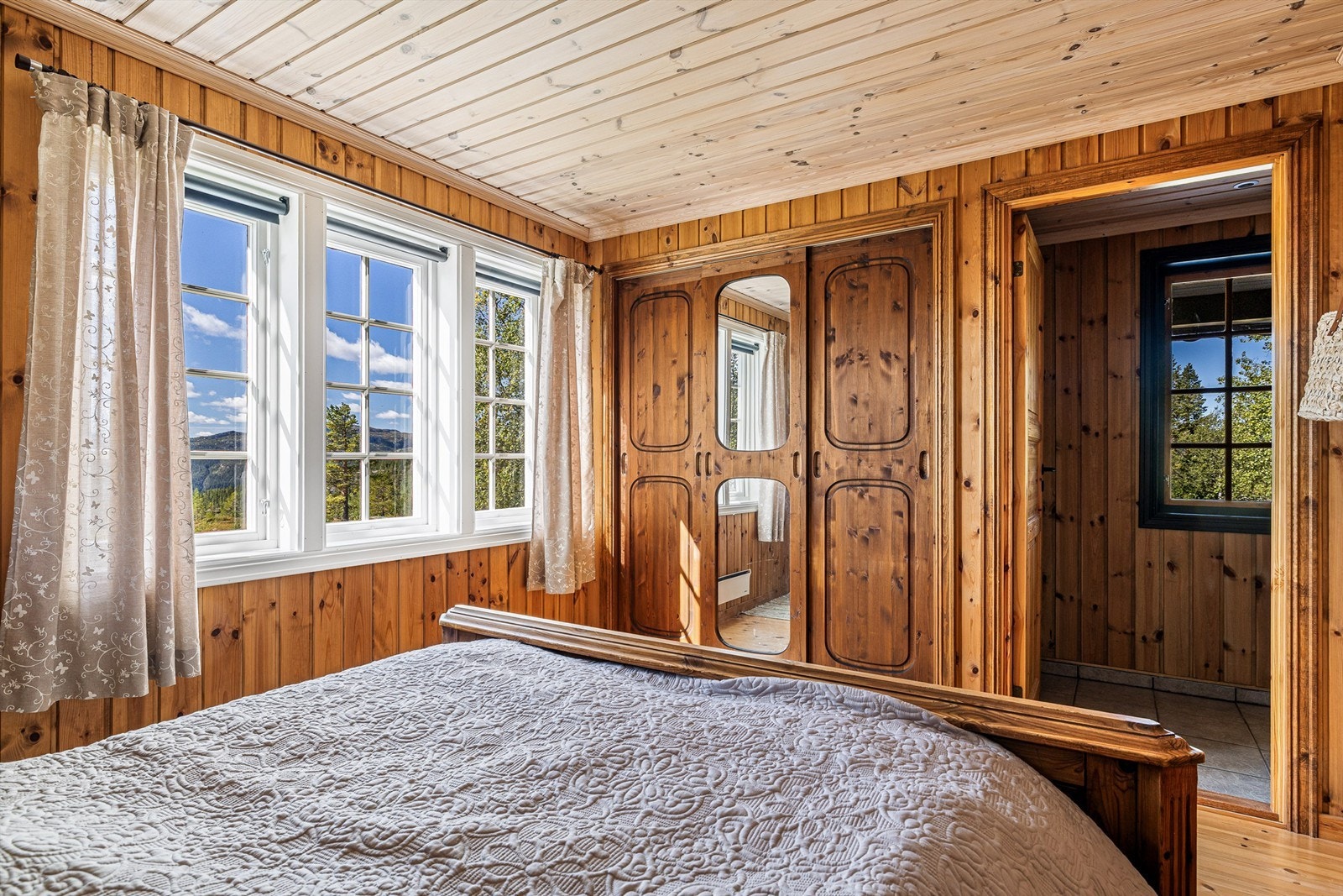 Smart og praktisk skap løsning integrert i veggen. Galleribilde