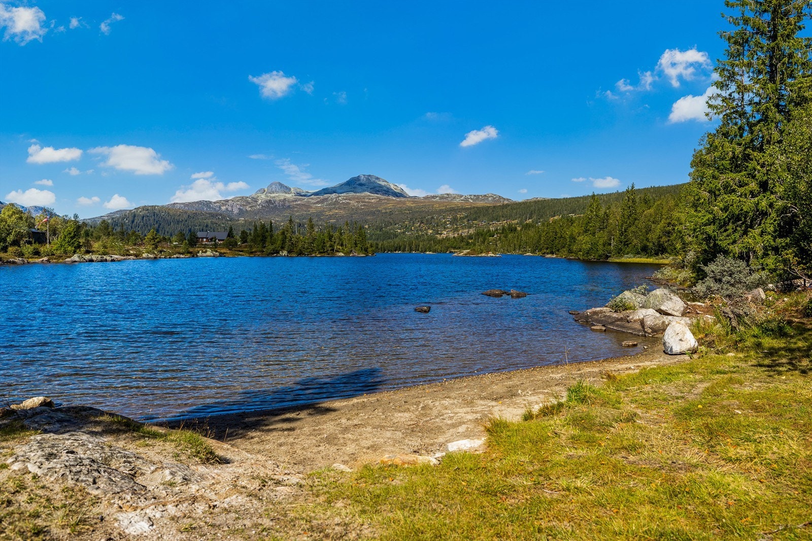 Gode bade- og fiskemuligheter i nærliggende fjellvann (husk fiskekort). Galleribilde