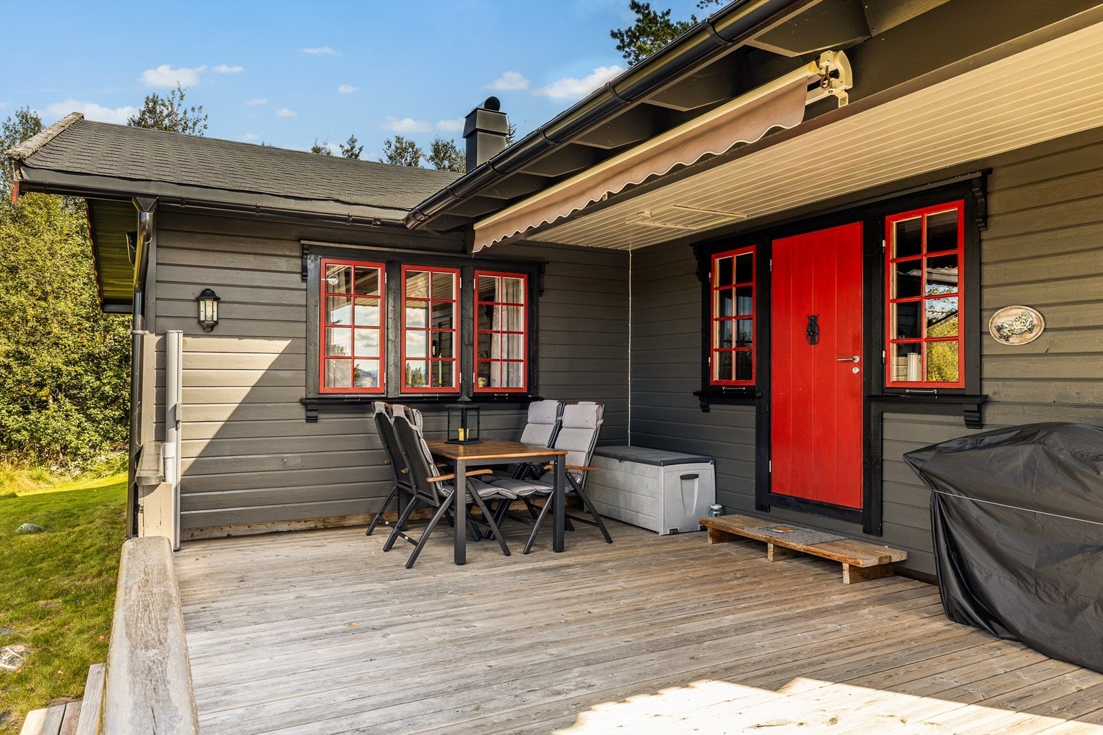 Terrassen har delvis overbygget inngangsparti. Galleribilde