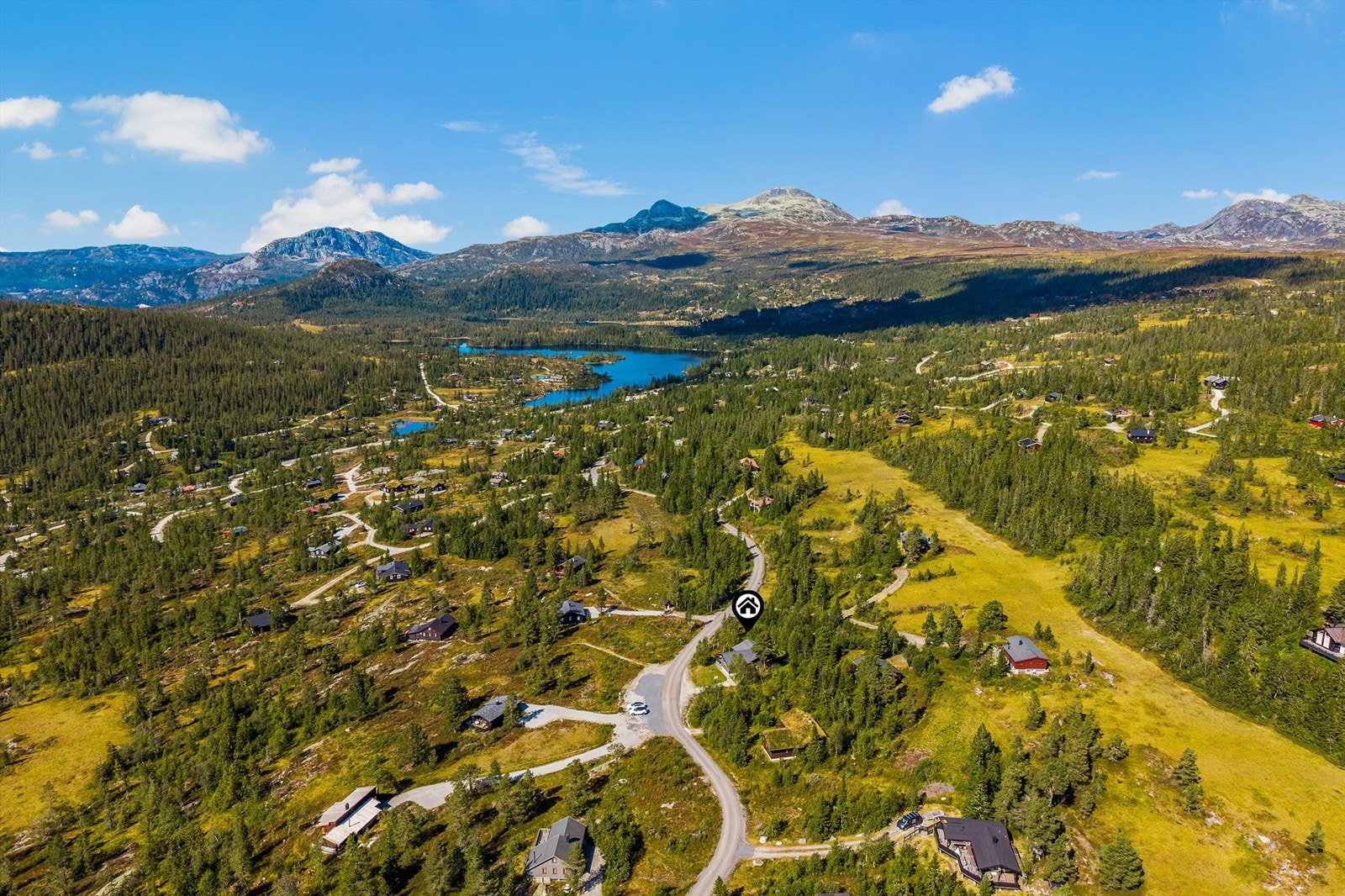Mellom høyreste fjelltopper og glitrende fjellvann. Galleribilde